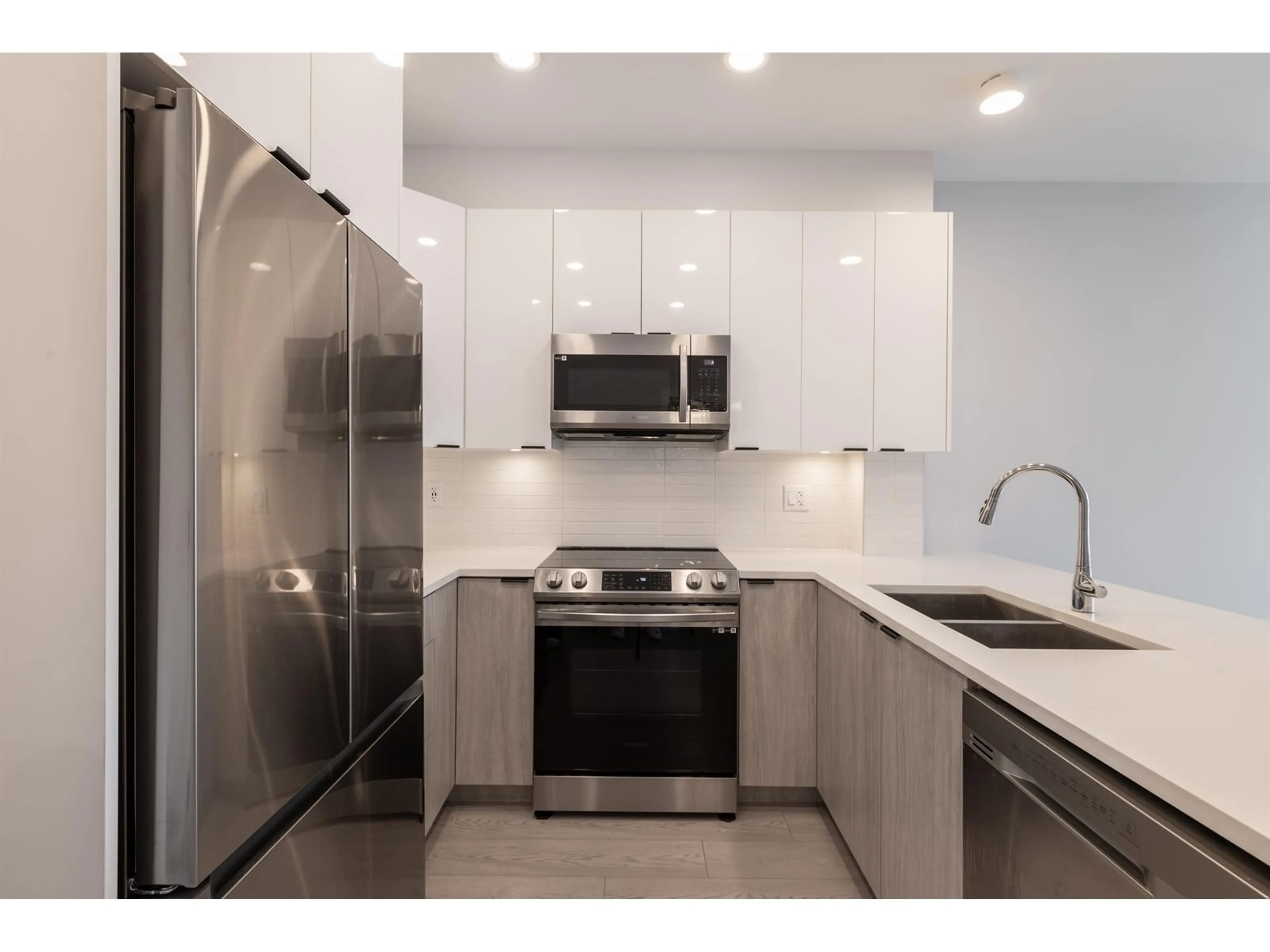 Standard kitchen, ceramic/tile floor for 522 - 20360 LOGAN, Langley British Columbia V3A0P5