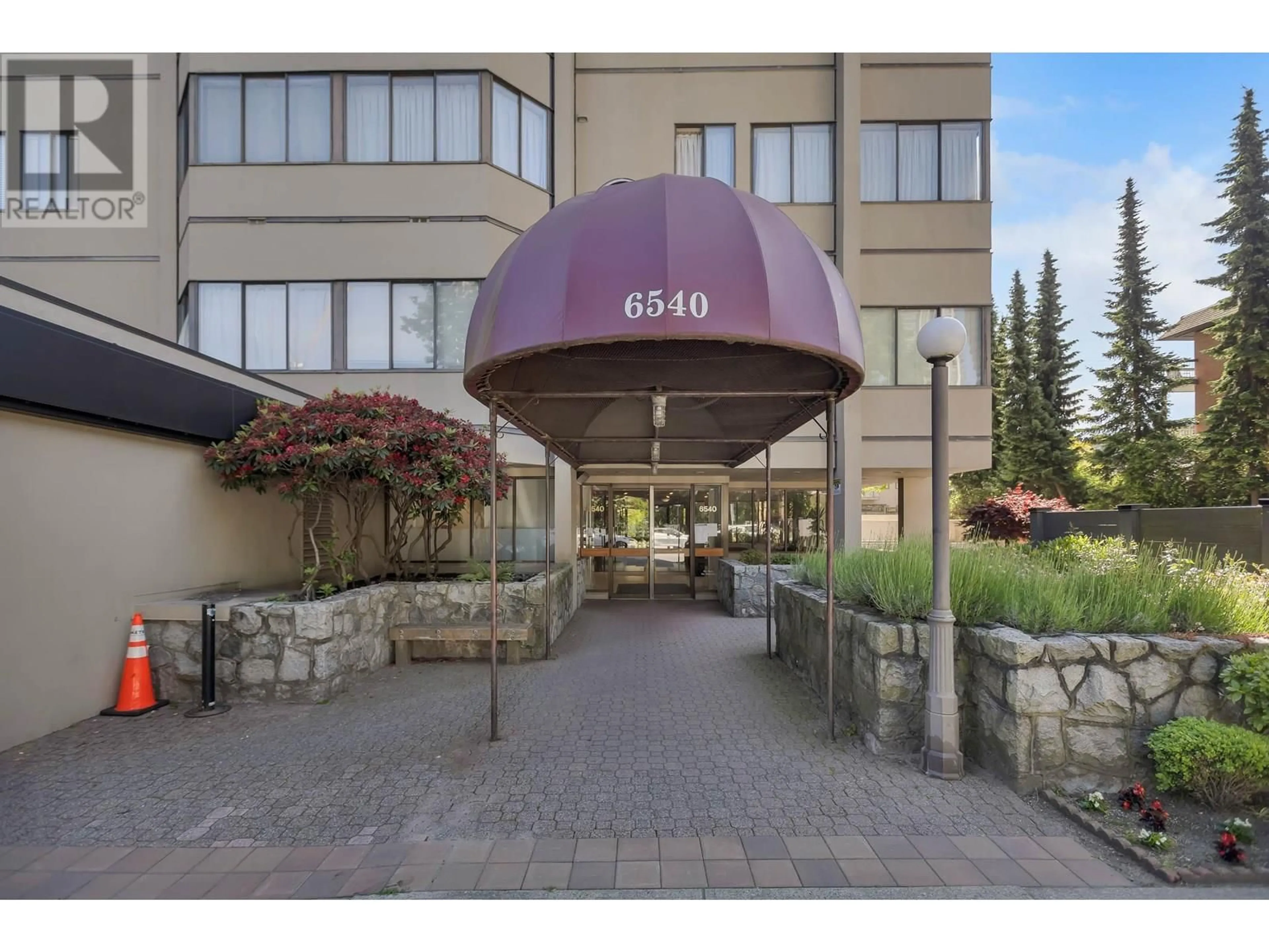 Indoor foyer for 201 - 6540 BURLINGTON AVENUE, Burnaby British Columbia V5H4G3
