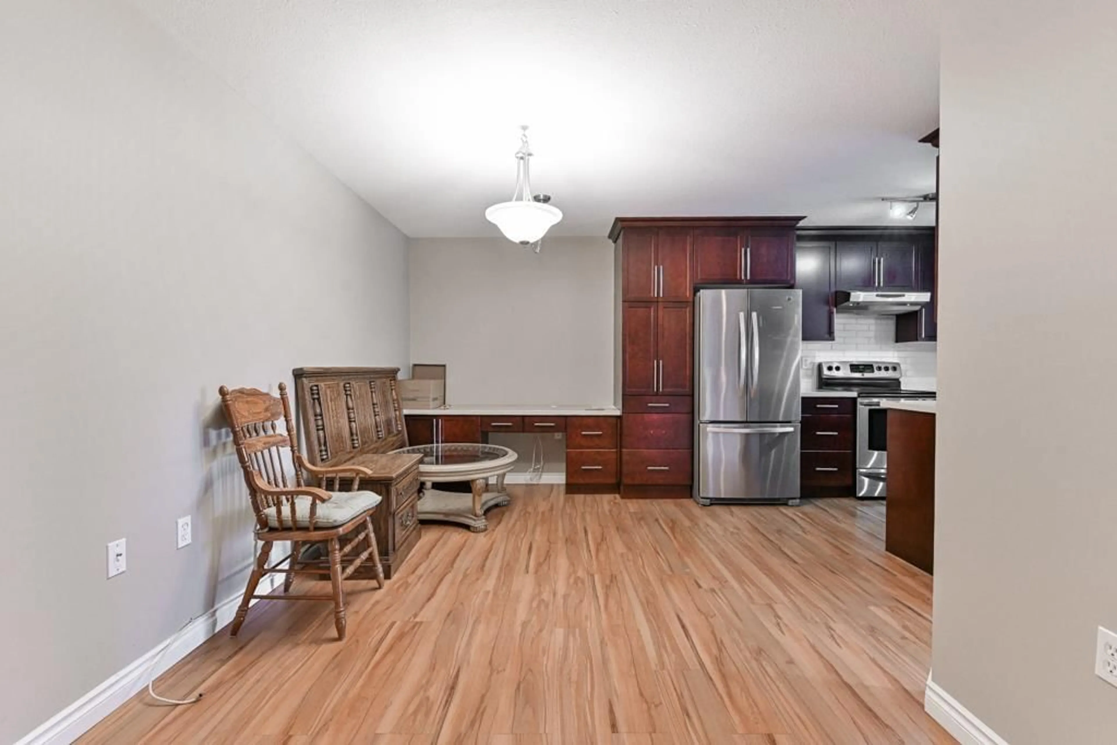 Open concept kitchen, wood/laminate floor for 207 - 33233 BOURQUIN EAST, Abbotsford British Columbia V2S1Y2