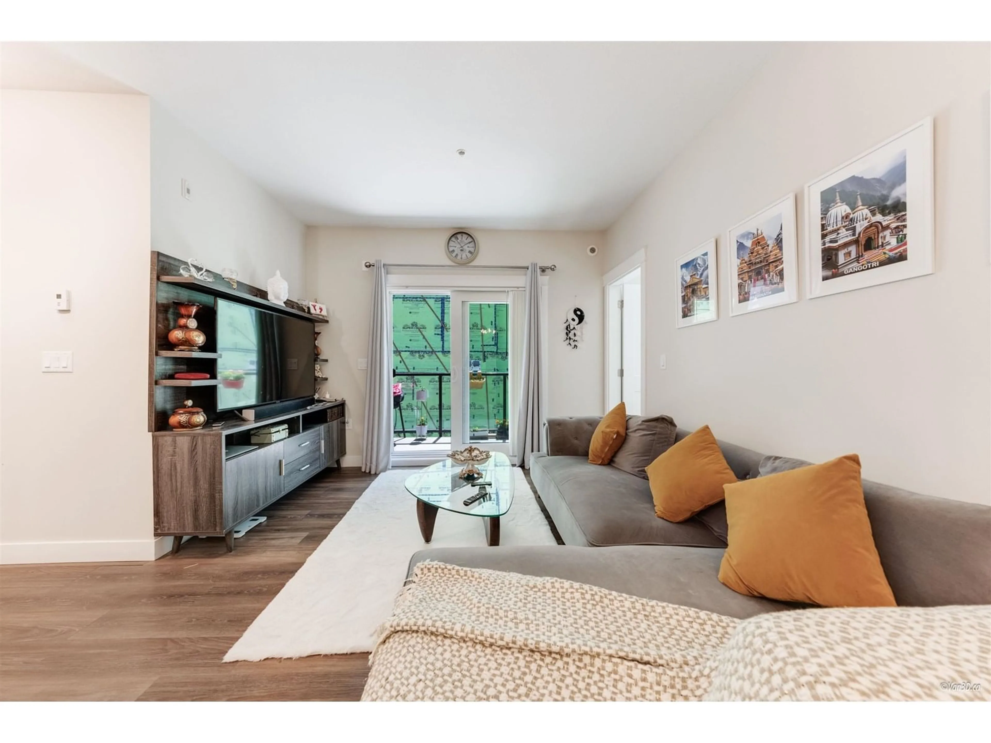 Living room with furniture, wood/laminate floor for 402 - 11077 RAVINE, Surrey British Columbia V3T5S2