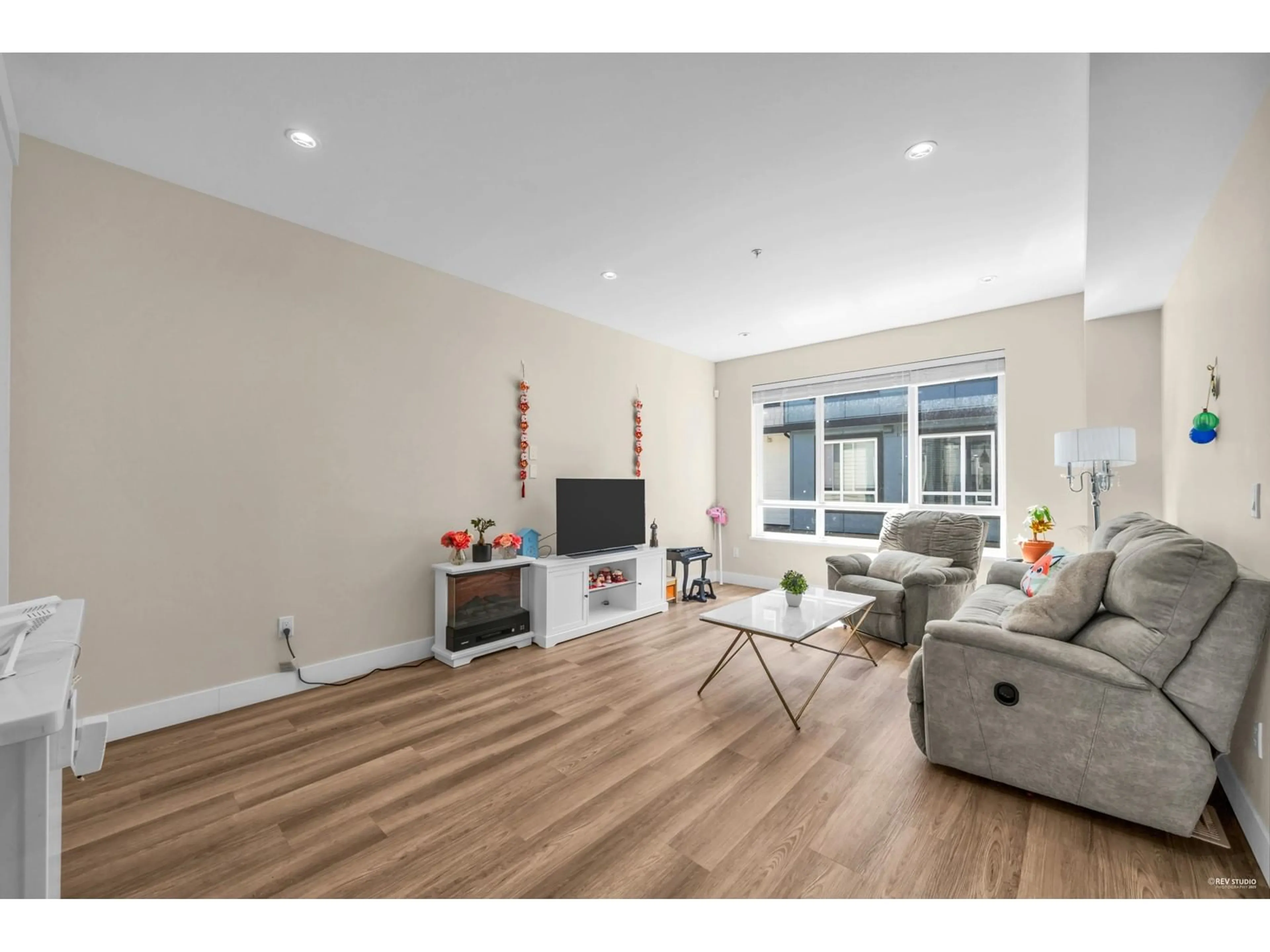 Living room with furniture, wood/laminate floor for 27 - 5515 199A, Langley British Columbia V3A1J7