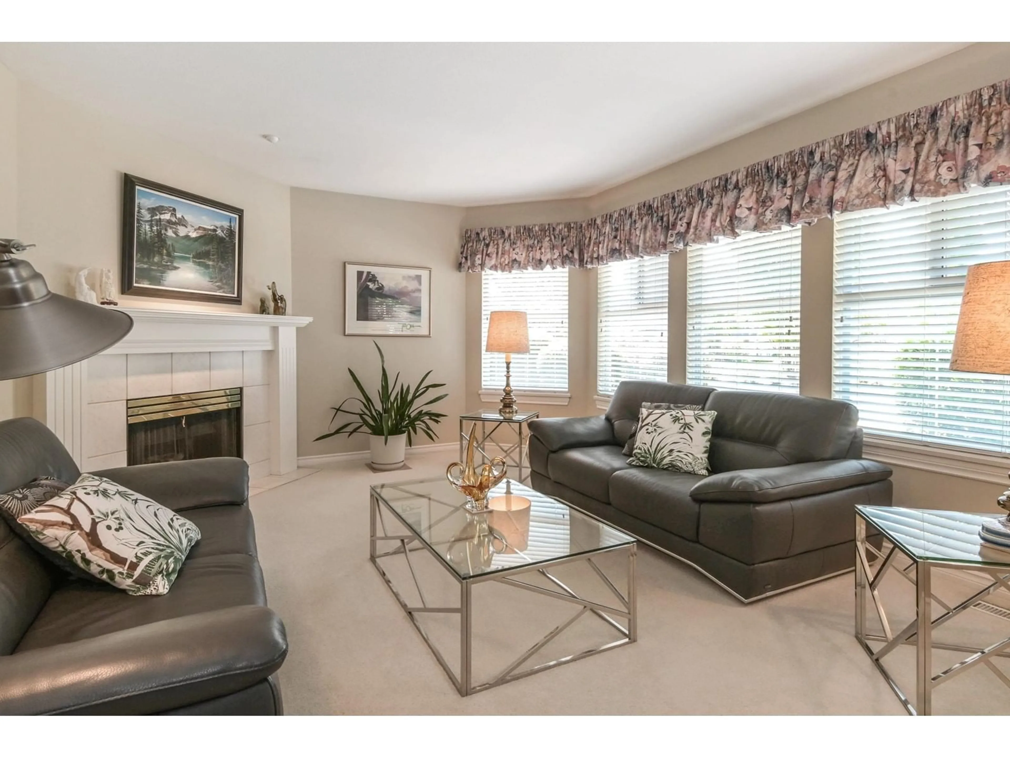 Living room with furniture, unknown for 1 - 15860 82, Surrey British Columbia V4N0S8
