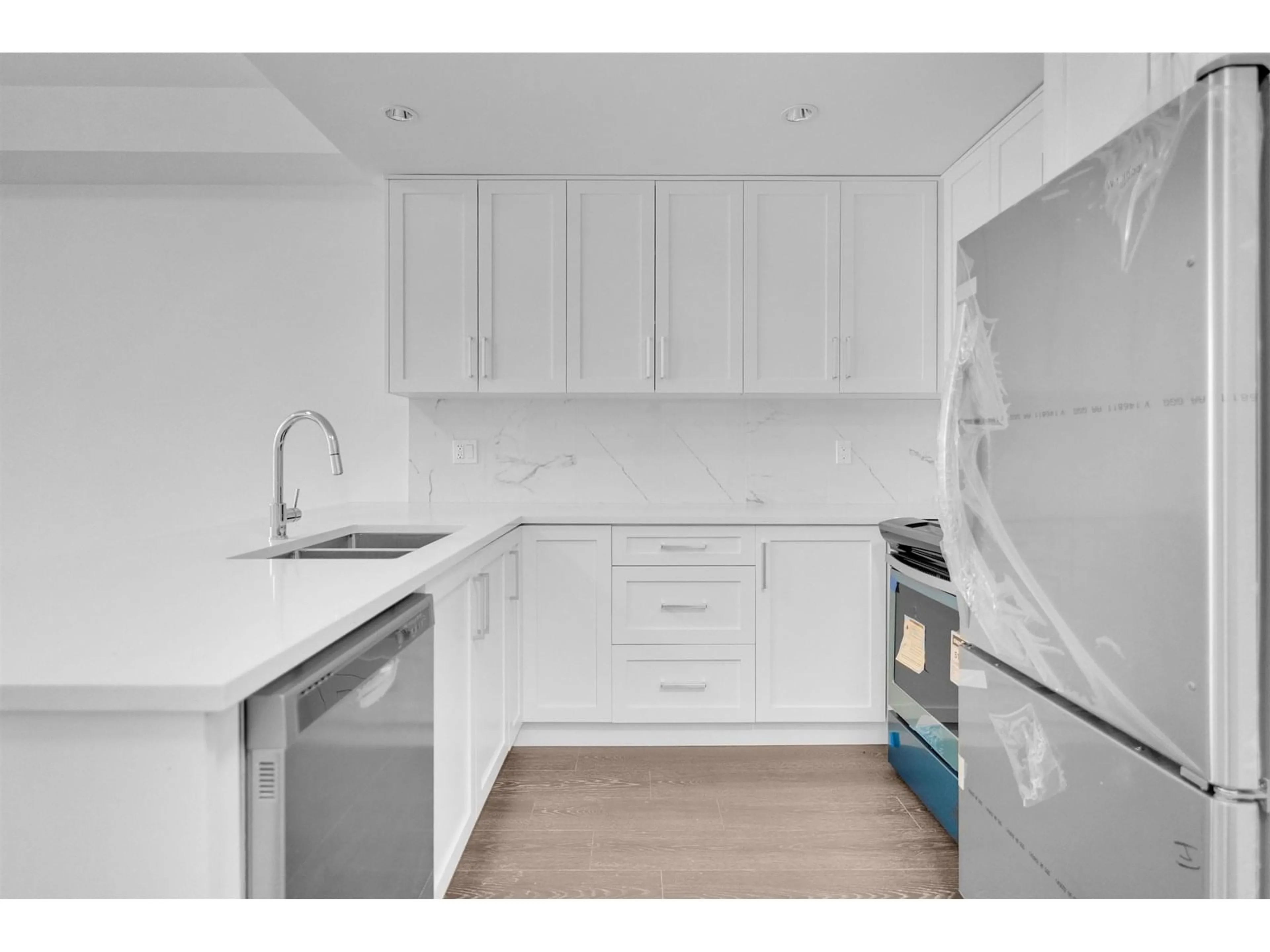 Standard kitchen, unknown for 208 - 9983 BARNSTON EAST, Surrey British Columbia V4N6T3