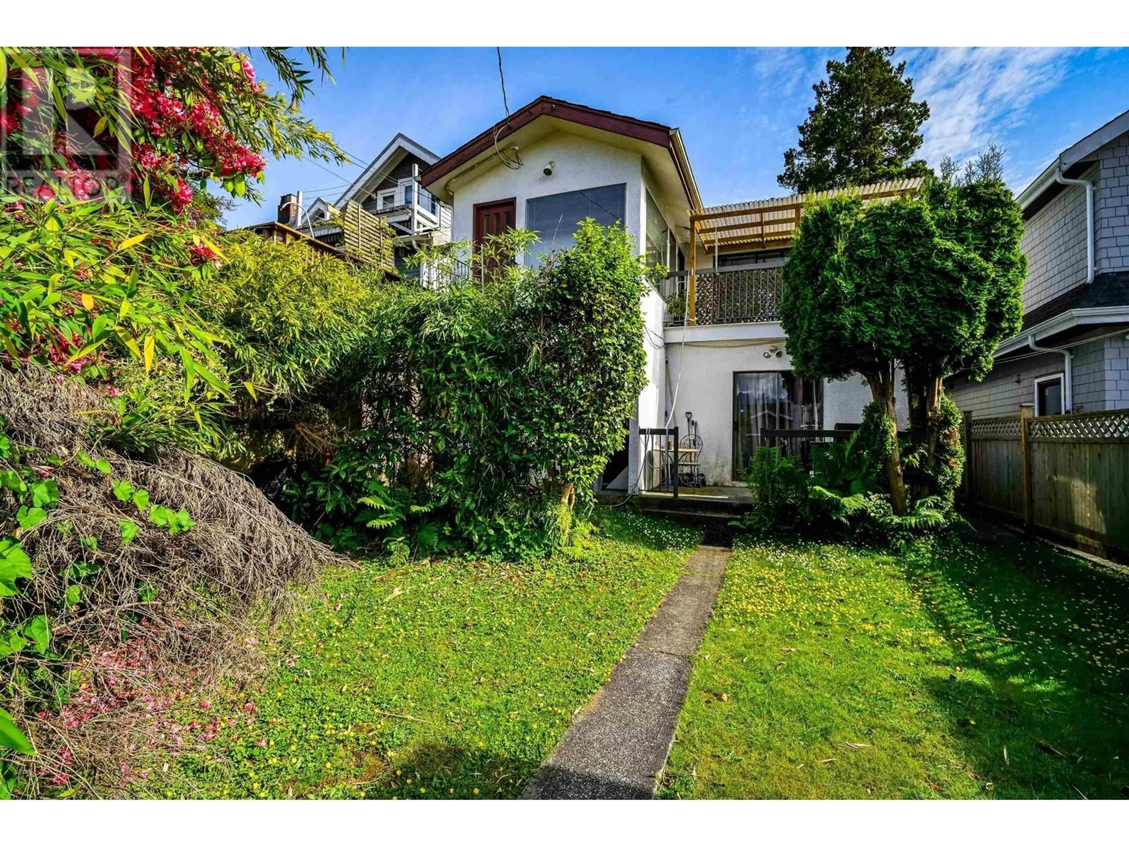 A pic from outside/outdoor area/front of a property/back of a property/a pic from drone, street for 3439 DUNDAS STREET, Vancouver British Columbia V5K1R9