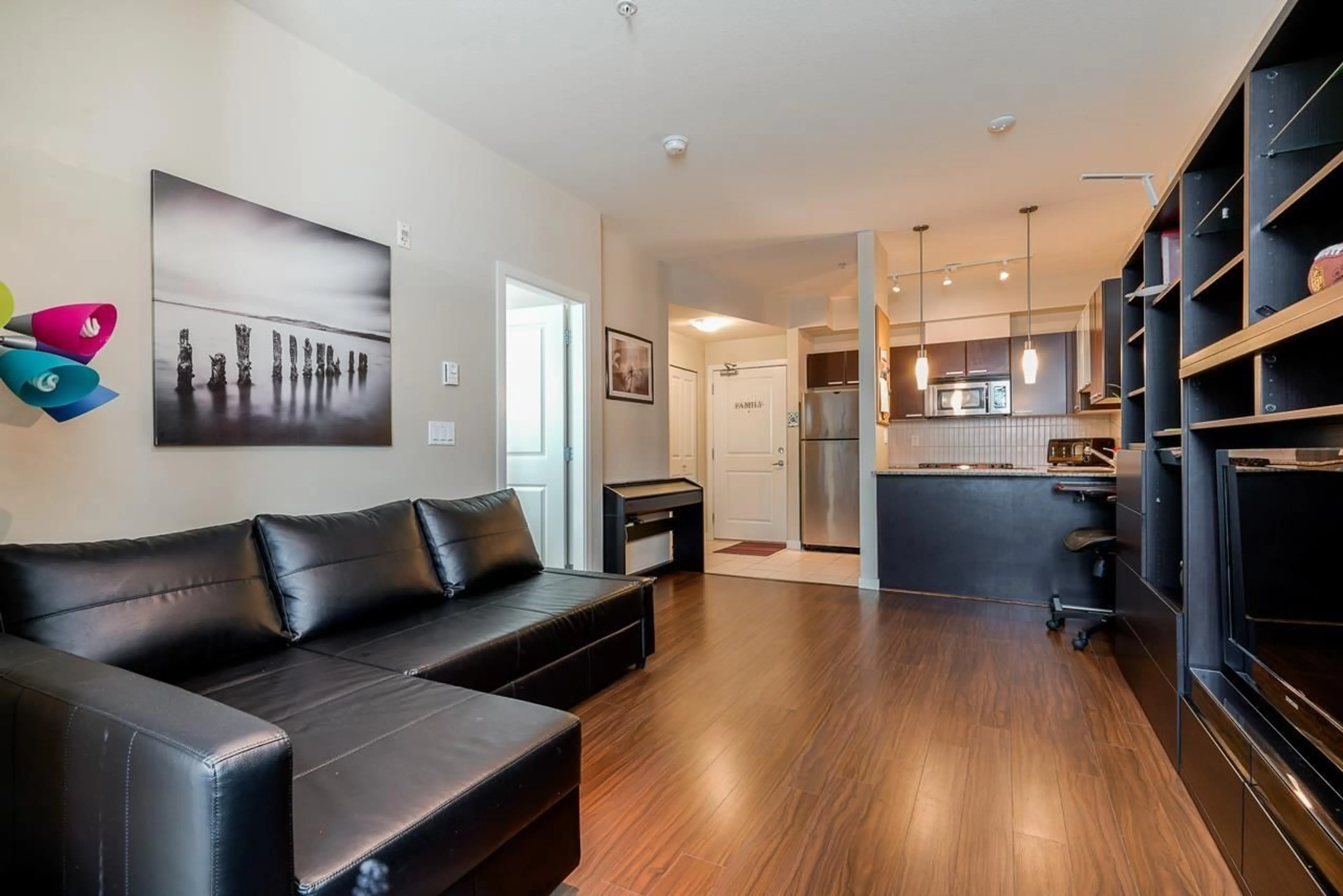 Living room with furniture, wood/laminate floor for 115 - 10499 UNIVERSITY, Surrey British Columbia V3T0A4