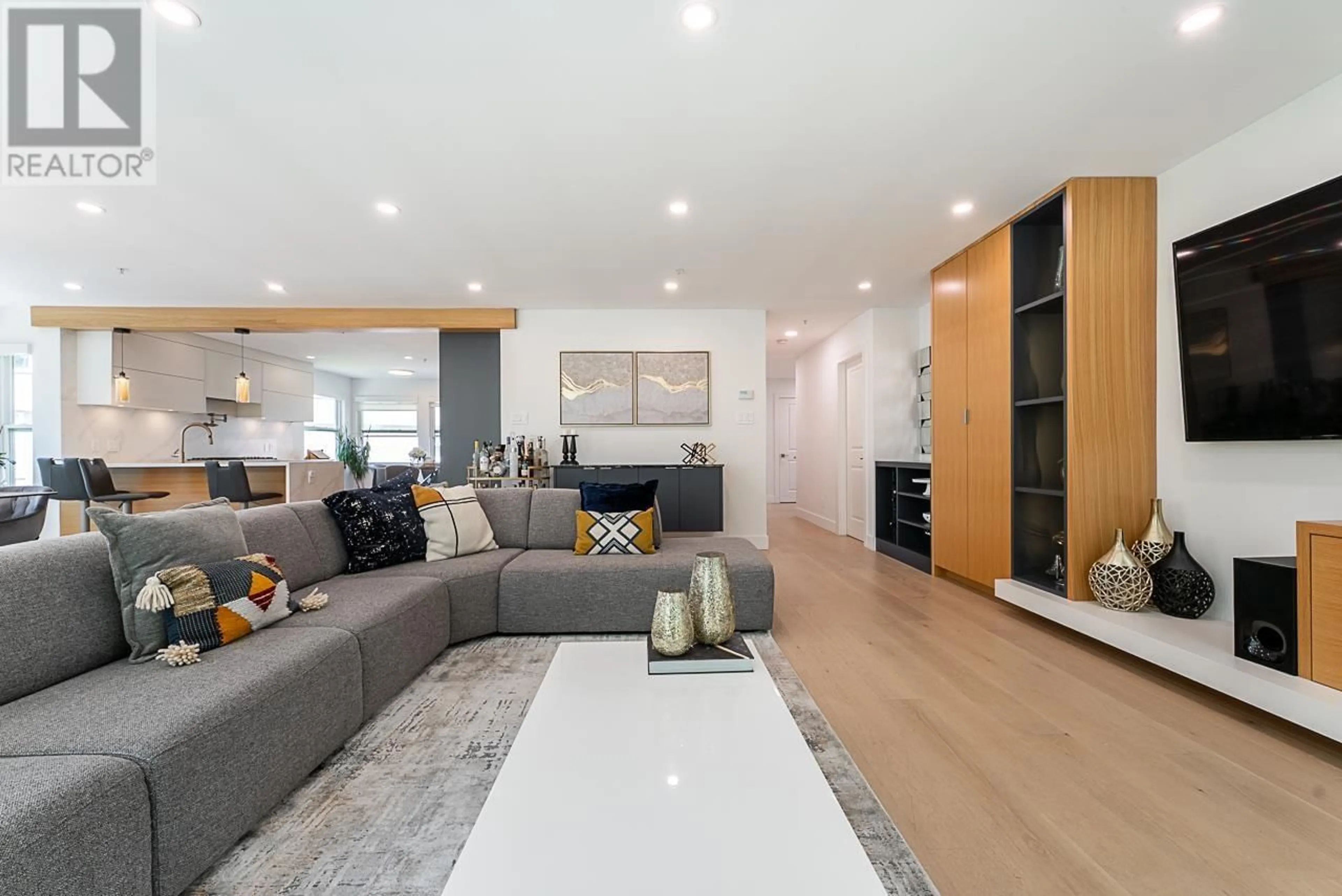 Living room with furniture, wood/laminate floor for 11 - 2425 EDGEMONT BOULEVARD, North Vancouver British Columbia V7P2L2