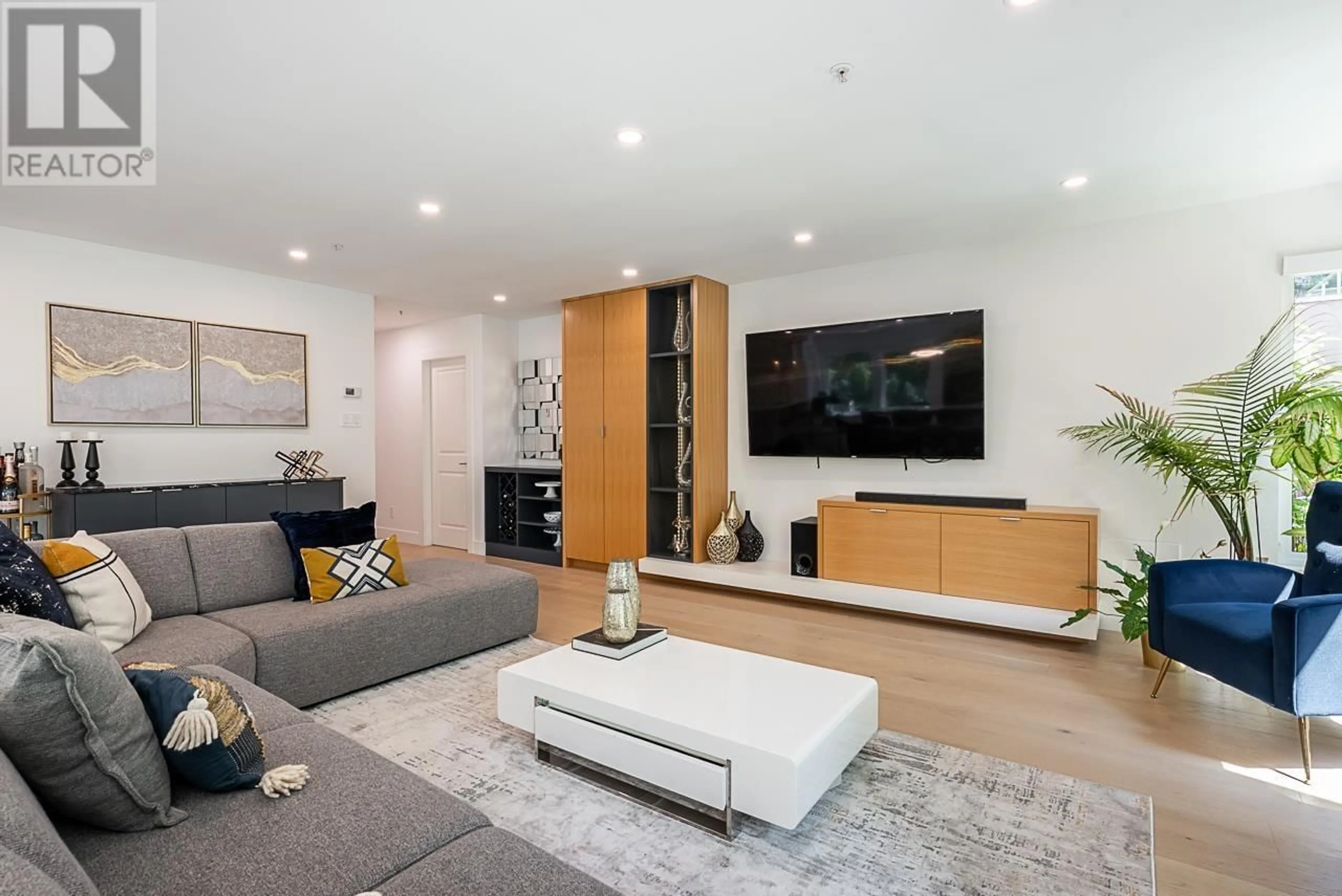 Living room with furniture, wood/laminate floor for 11 - 2425 EDGEMONT BOULEVARD, North Vancouver British Columbia V7P2L2