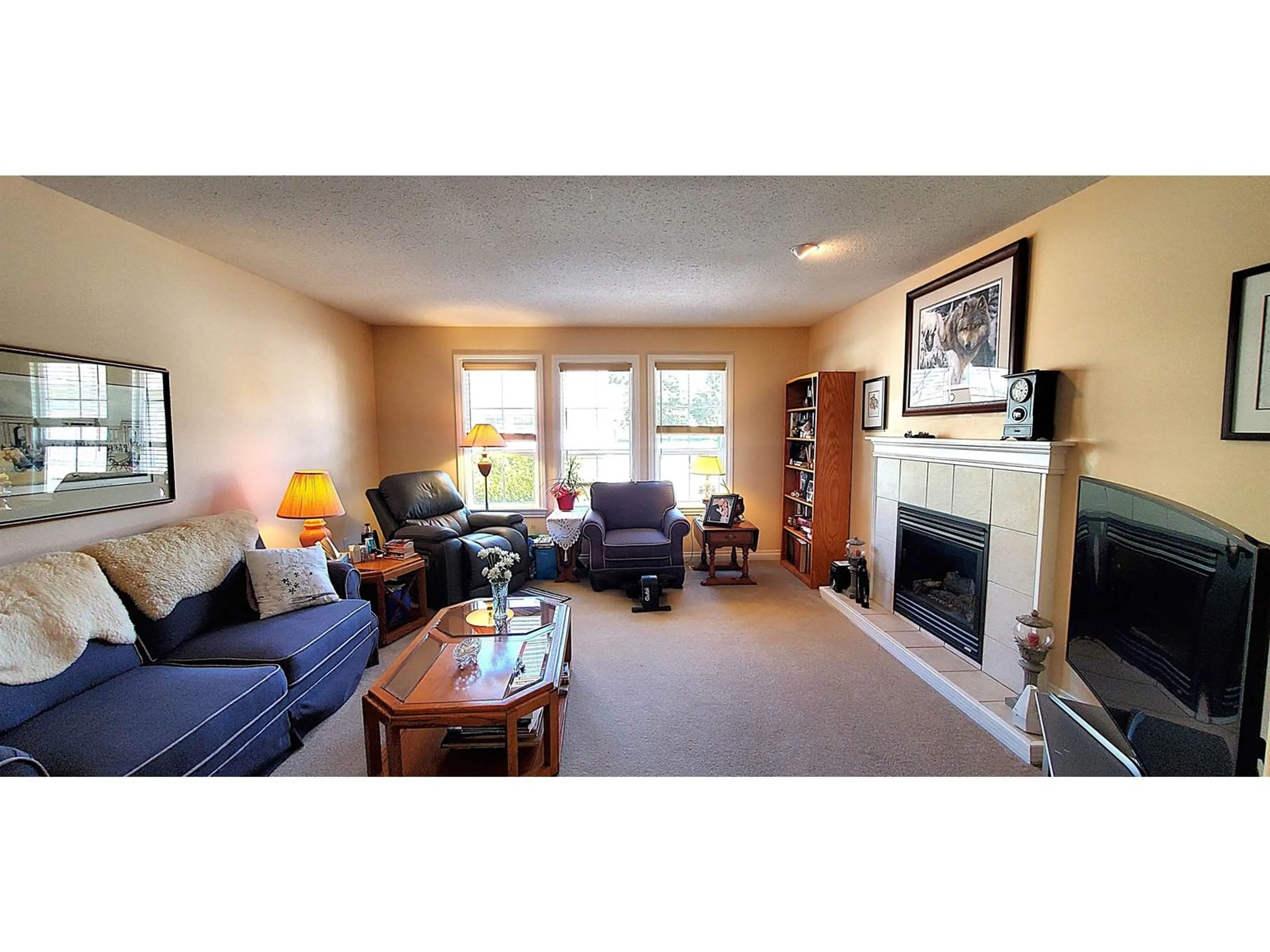 Living room with furniture, wood/laminate floor for 4 - 638 COQUIHALLA STREET, Hope British Columbia V0X1L0