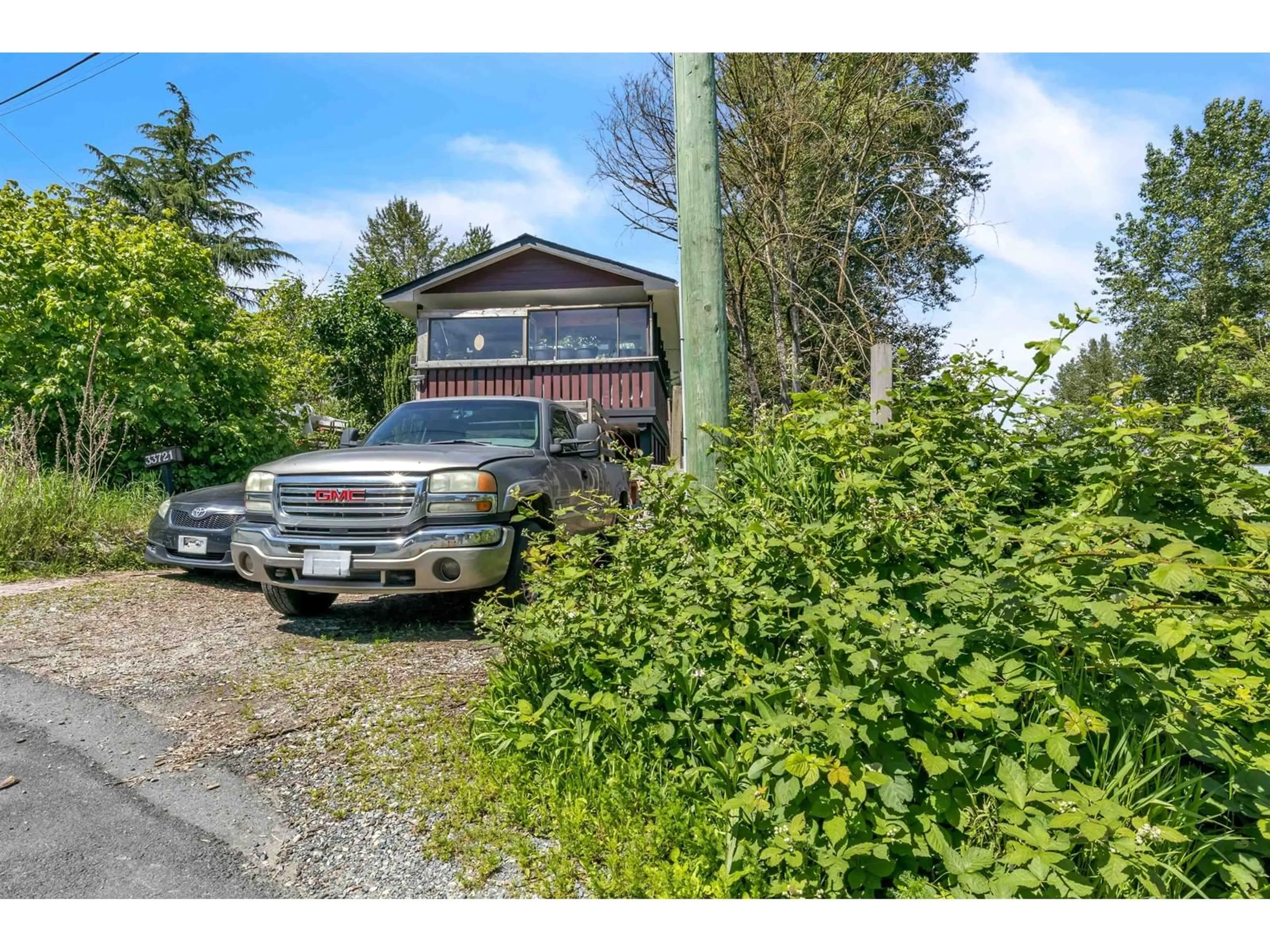 A pic from outside/outdoor area/front of a property/back of a property/a pic from drone, street for 33721 MOREY, Abbotsford British Columbia V2S2W5