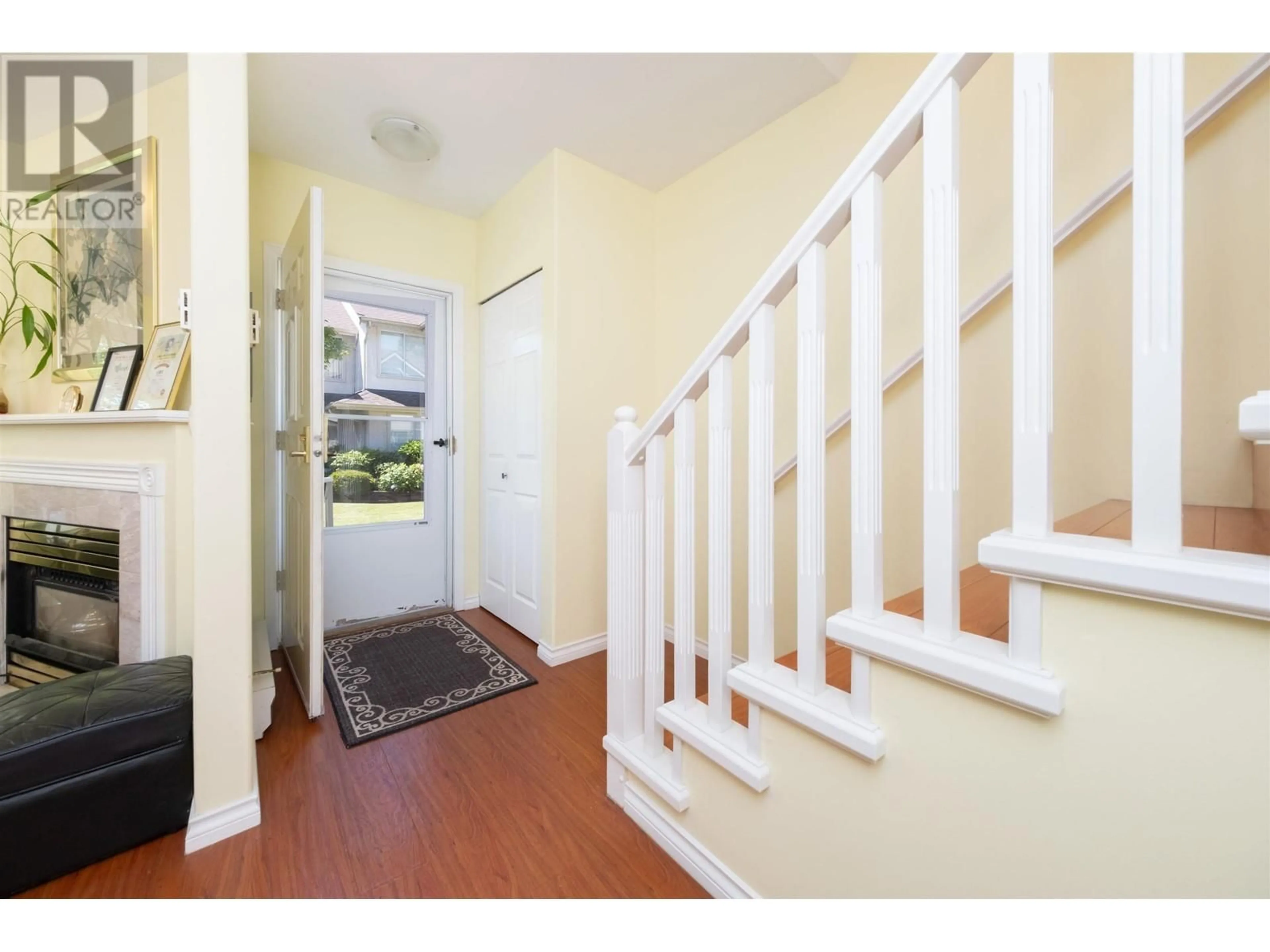 Indoor entryway for 35 - 3701 THURSTON STREET, Burnaby British Columbia V5H1H7