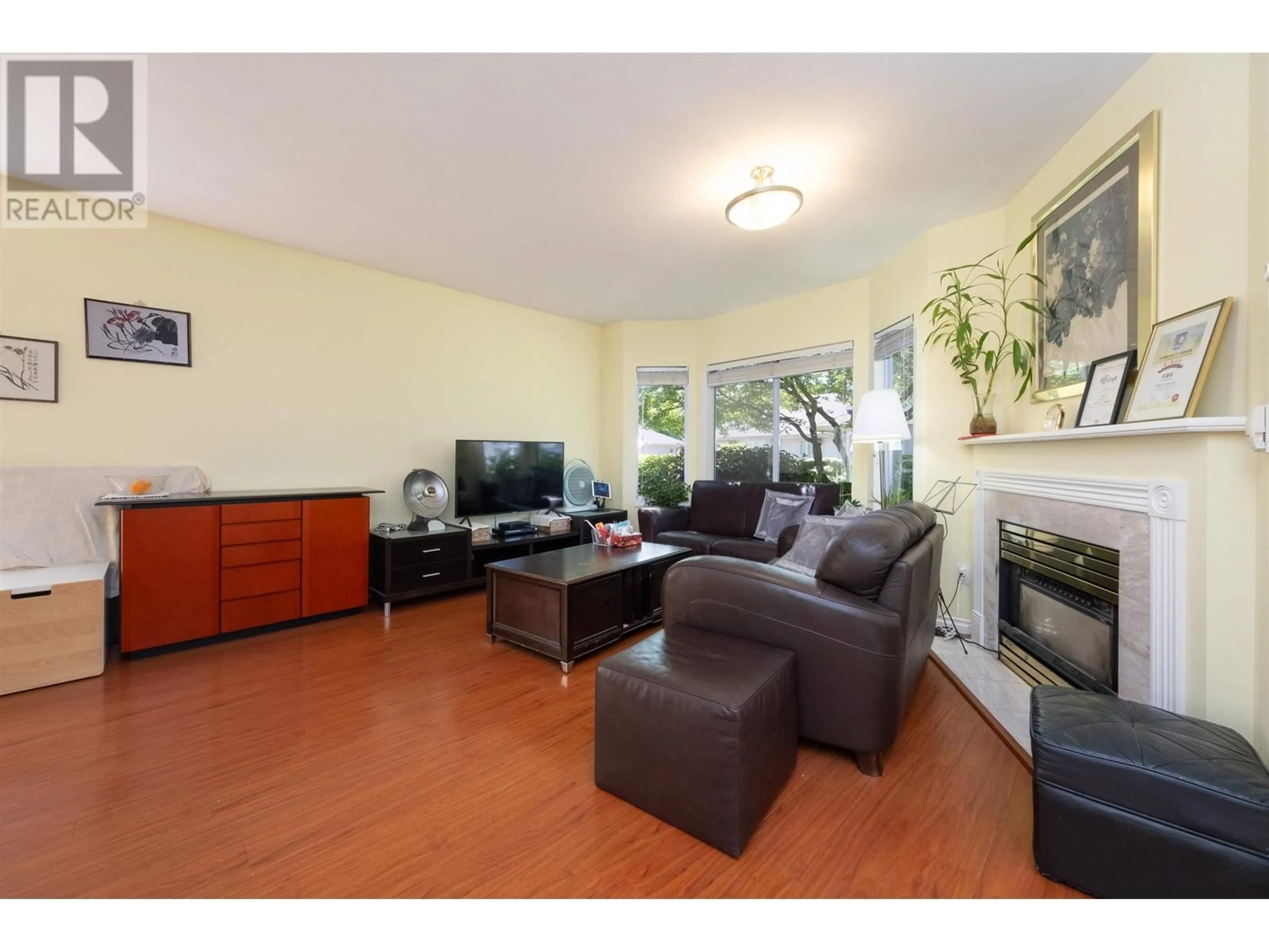 Living room with furniture, unknown for 35 - 3701 THURSTON STREET, Burnaby British Columbia V5H1H7