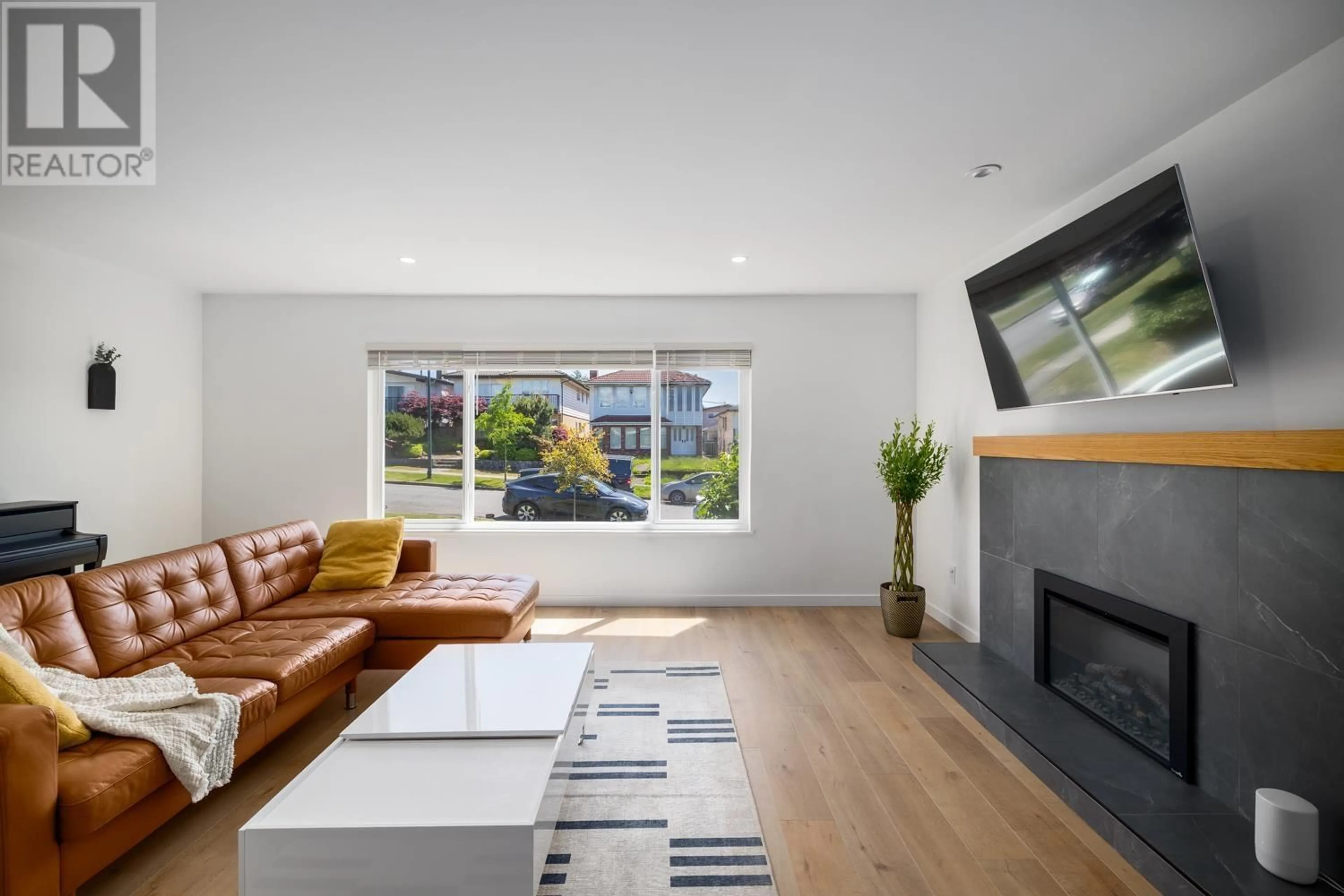 Living room with furniture, wood/laminate floor for 3151 23RD AVENUE, Vancouver British Columbia V5R1B4