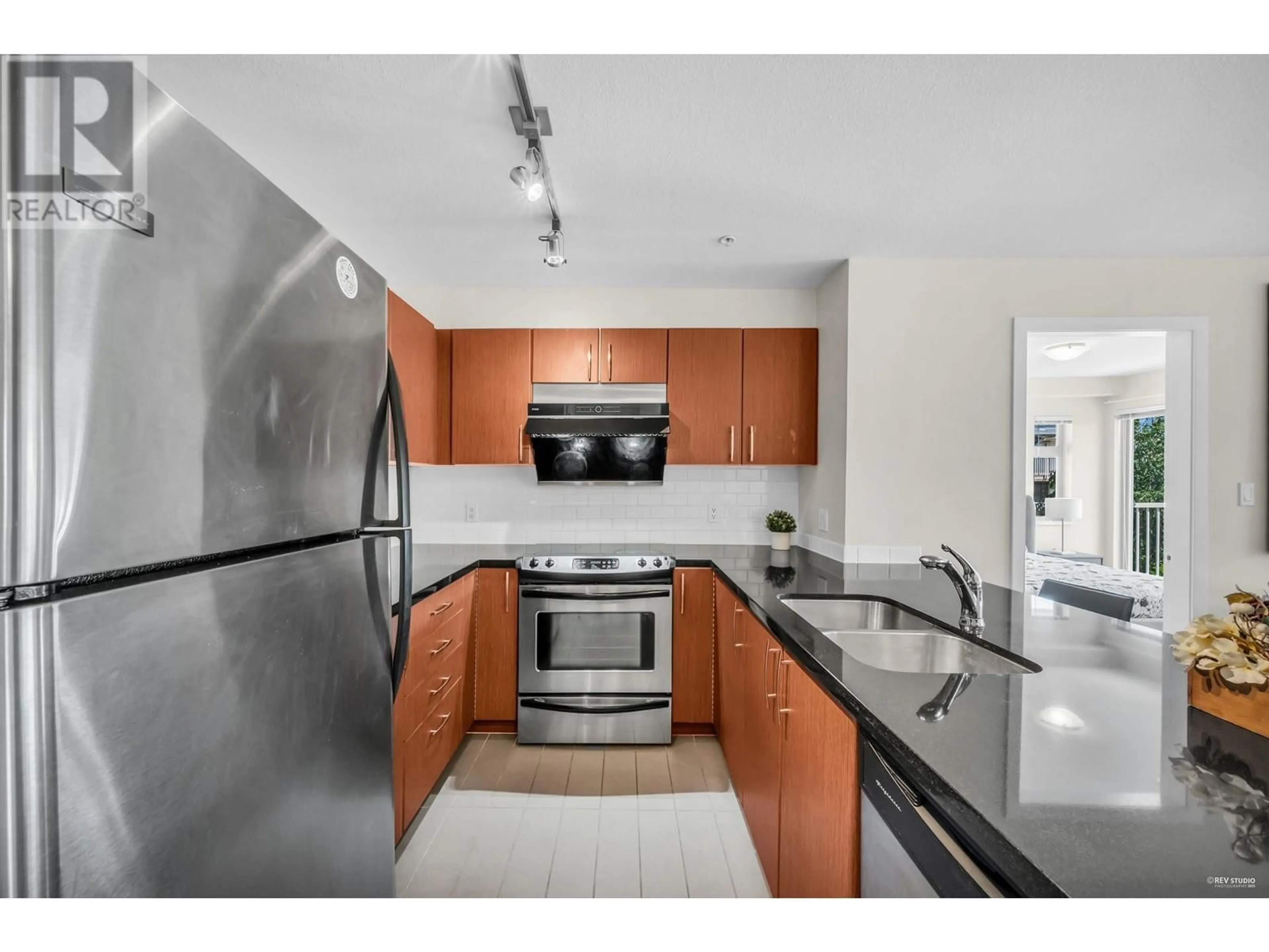 Standard kitchen, unknown for 302 - 7339 MACPHERSON AVENUE, Burnaby British Columbia V5J0B1