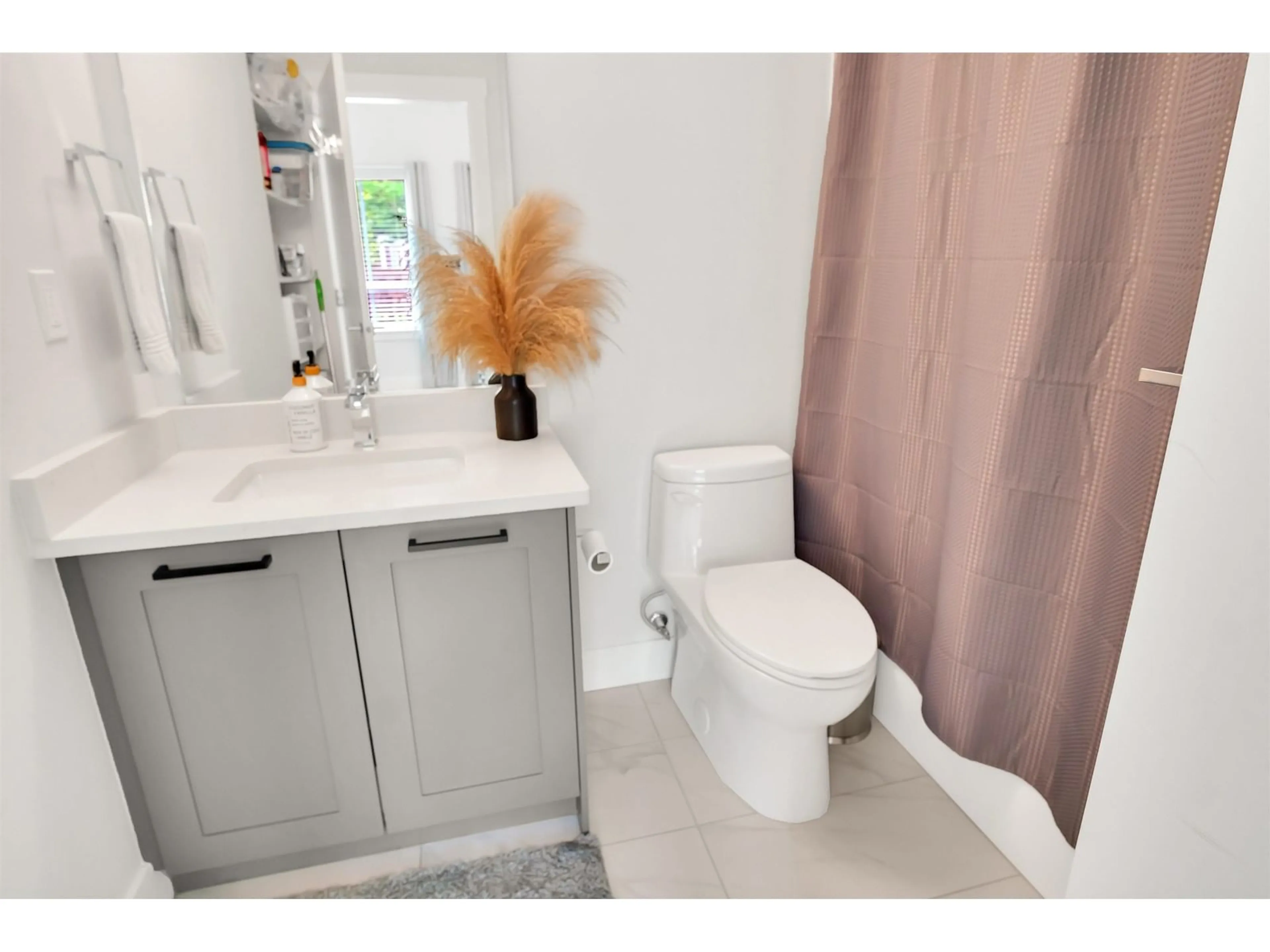 Standard bathroom, ceramic/tile floor for 11 - 303 171, Surrey British Columbia N0N0N0