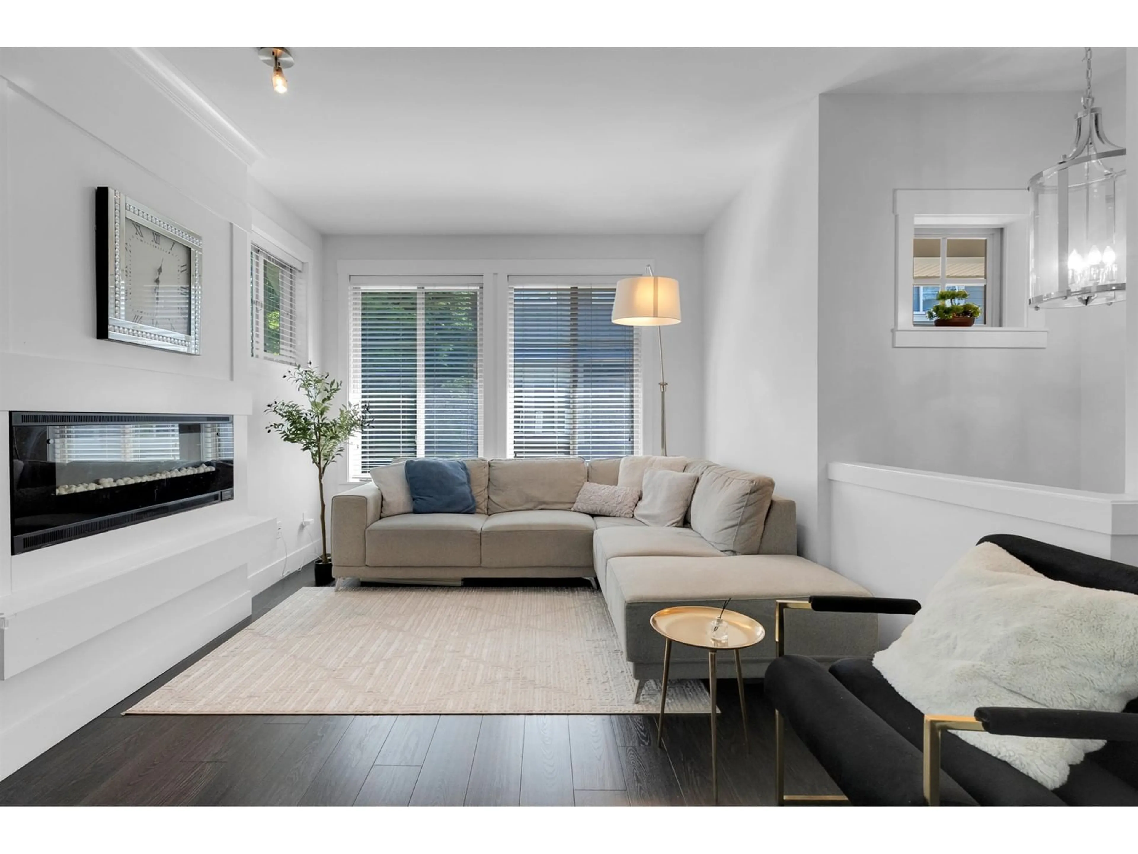 Living room with furniture, wood/laminate floor for 8 - 3266 147, Surrey British Columbia V4P1Z8