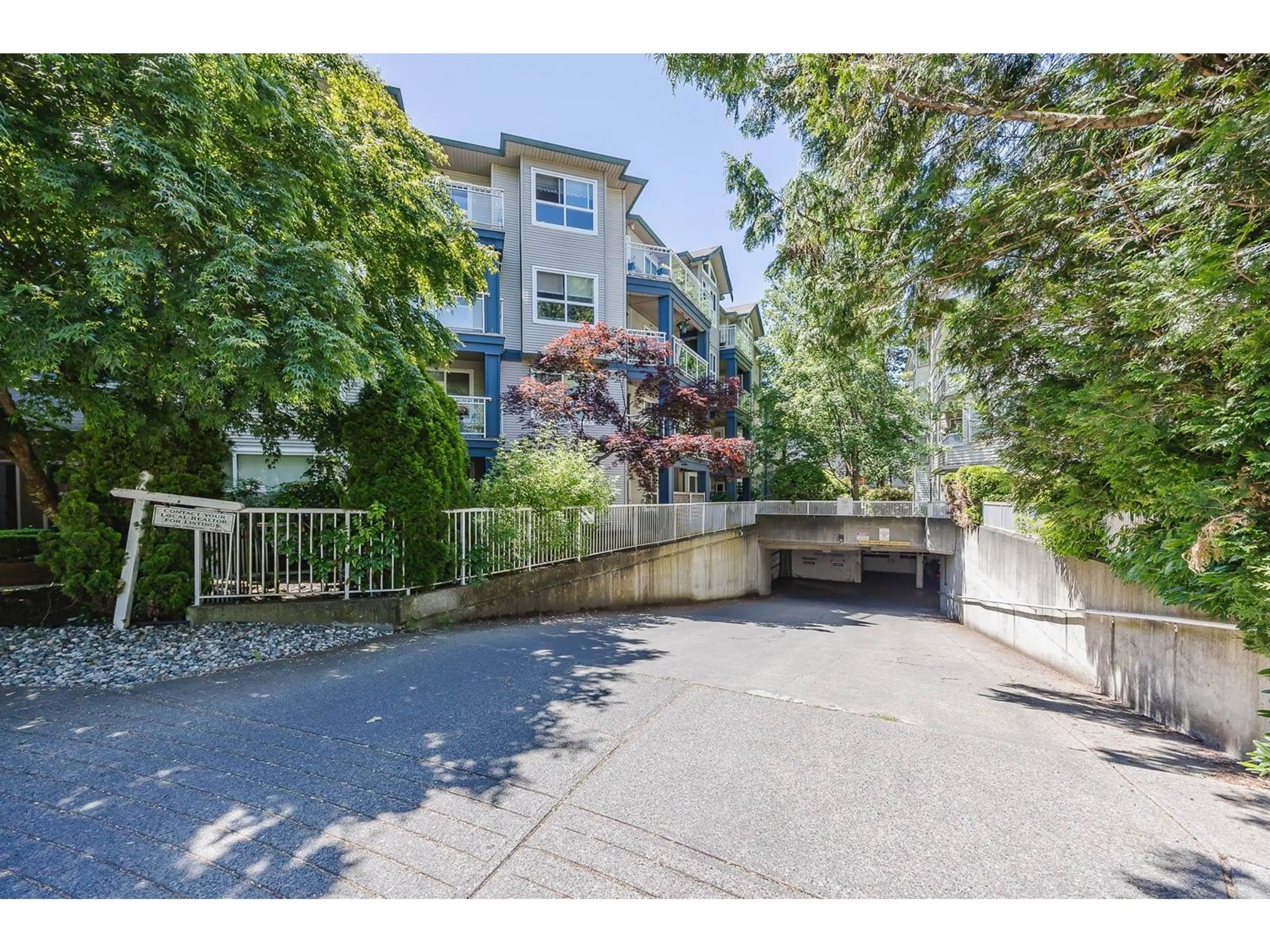 Patio, street for 407 - 8115 121A, Surrey British Columbia V3W1J2