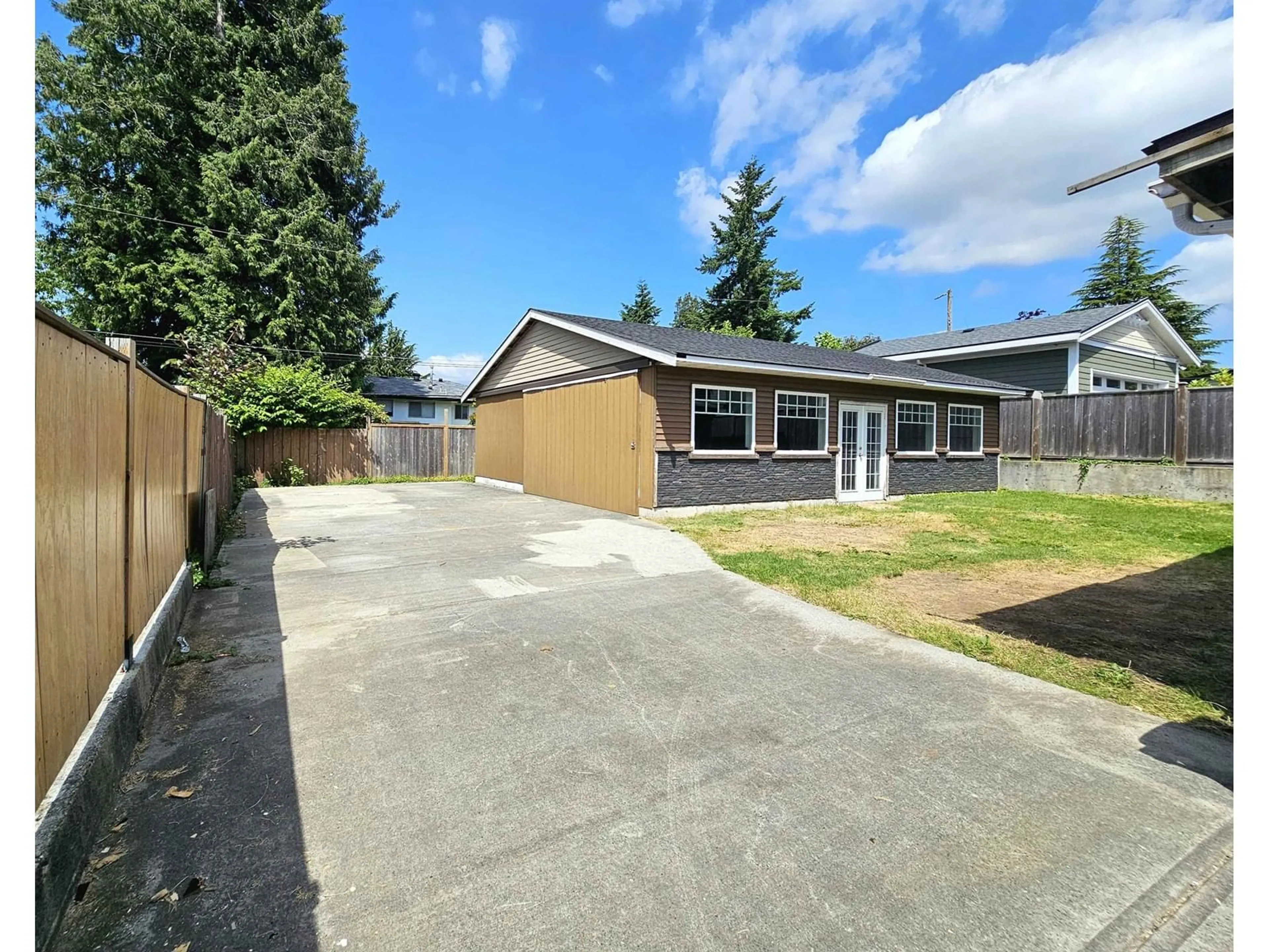 A pic from outside/outdoor area/front of a property/back of a property/a pic from drone, street for 15117 CANARY, Surrey British Columbia V3R4V4