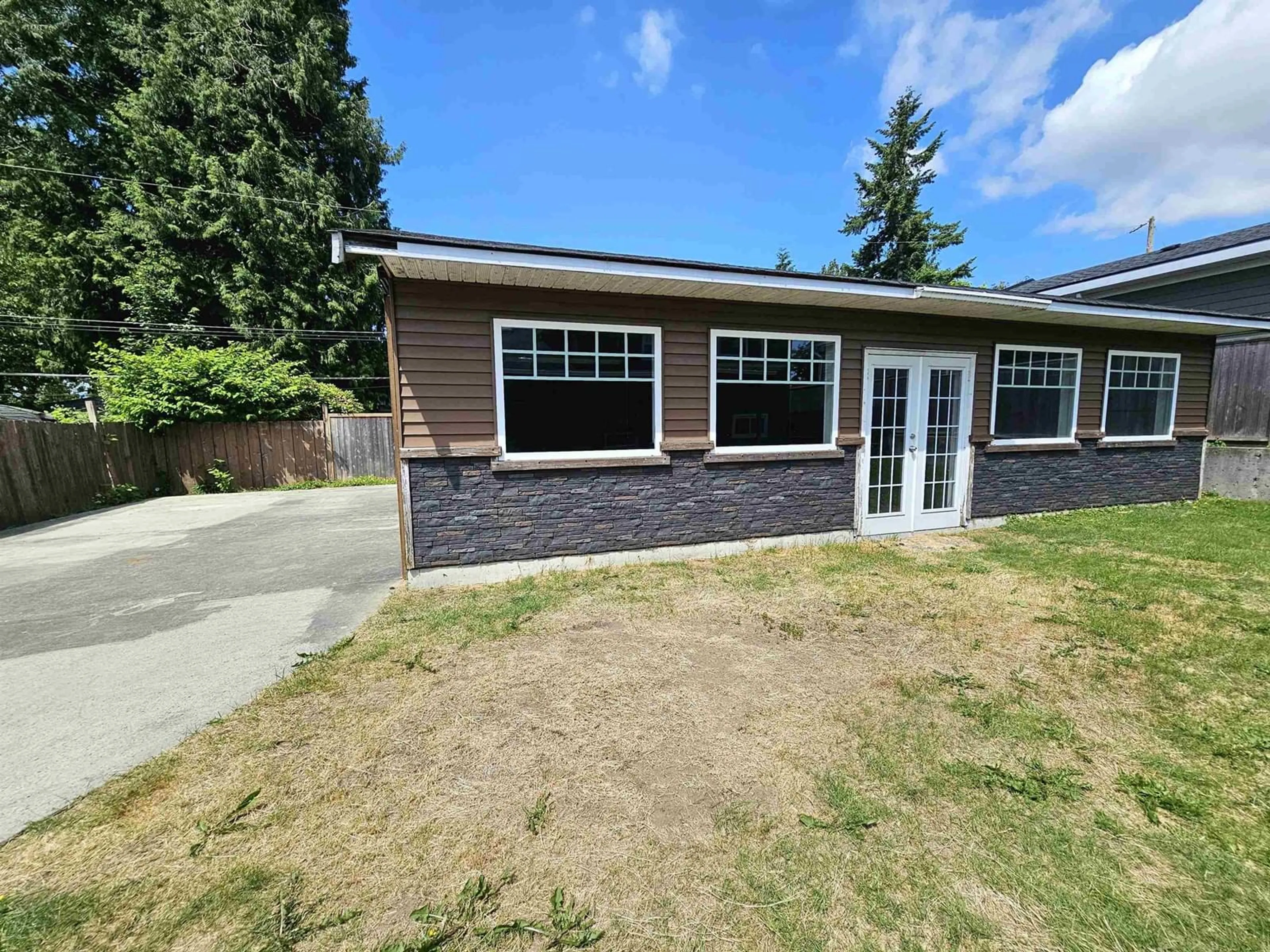 A pic from outside/outdoor area/front of a property/back of a property/a pic from drone, unknown for 15117 CANARY, Surrey British Columbia V3R4V4