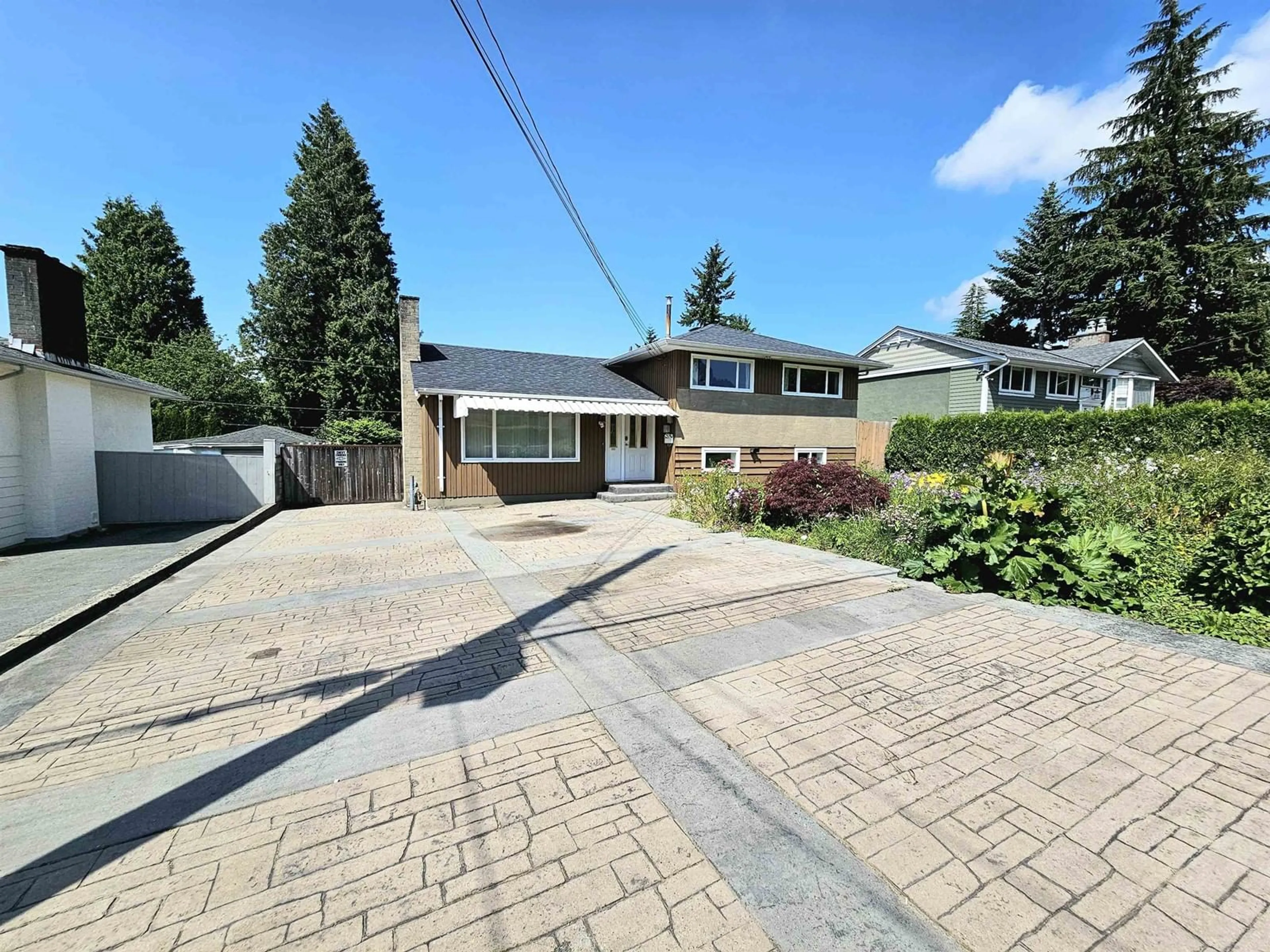 A pic from outside/outdoor area/front of a property/back of a property/a pic from drone, street for 15117 CANARY, Surrey British Columbia V3R4V4