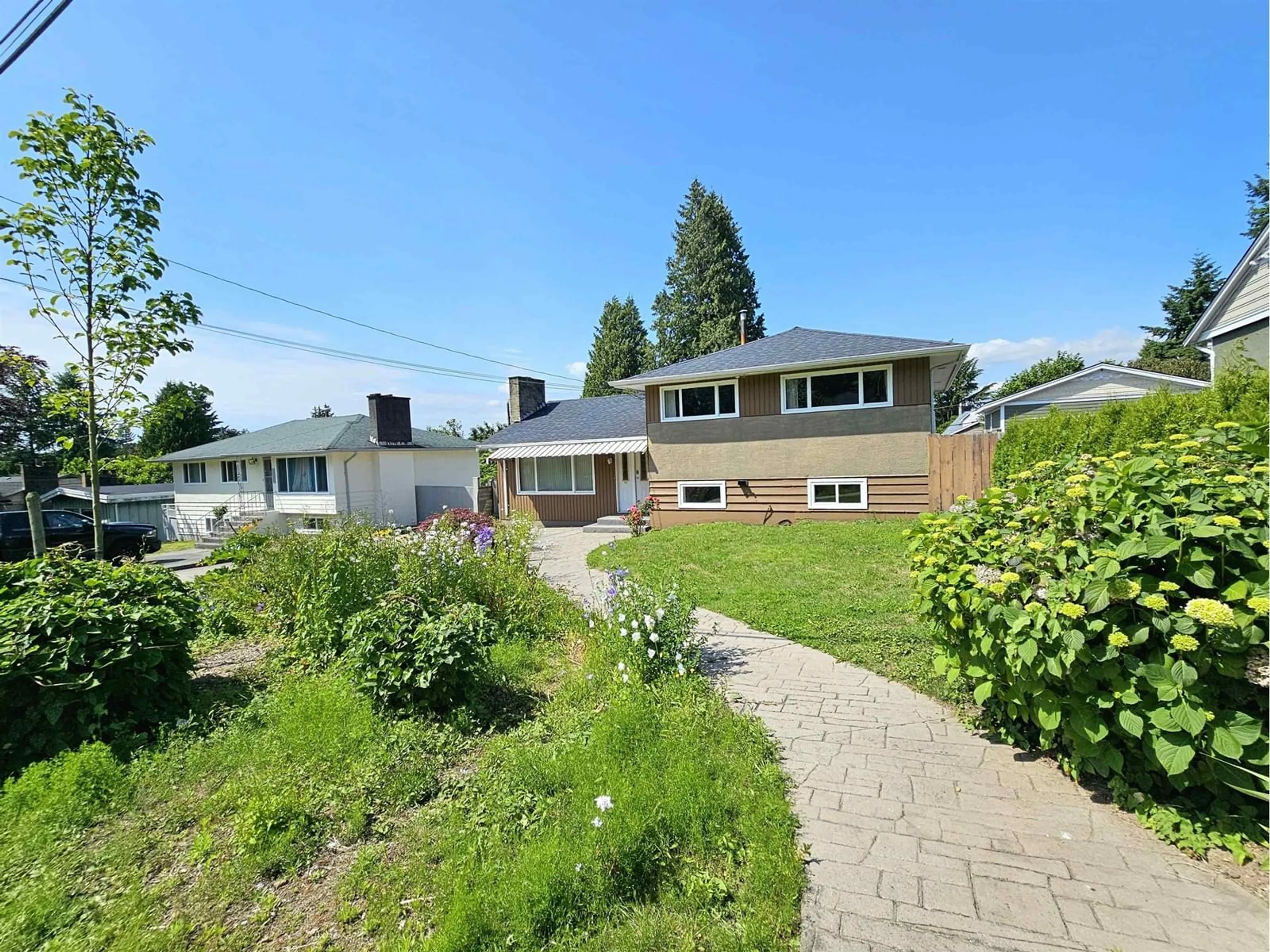 A pic from outside/outdoor area/front of a property/back of a property/a pic from drone, street for 15117 CANARY, Surrey British Columbia V3R4V4