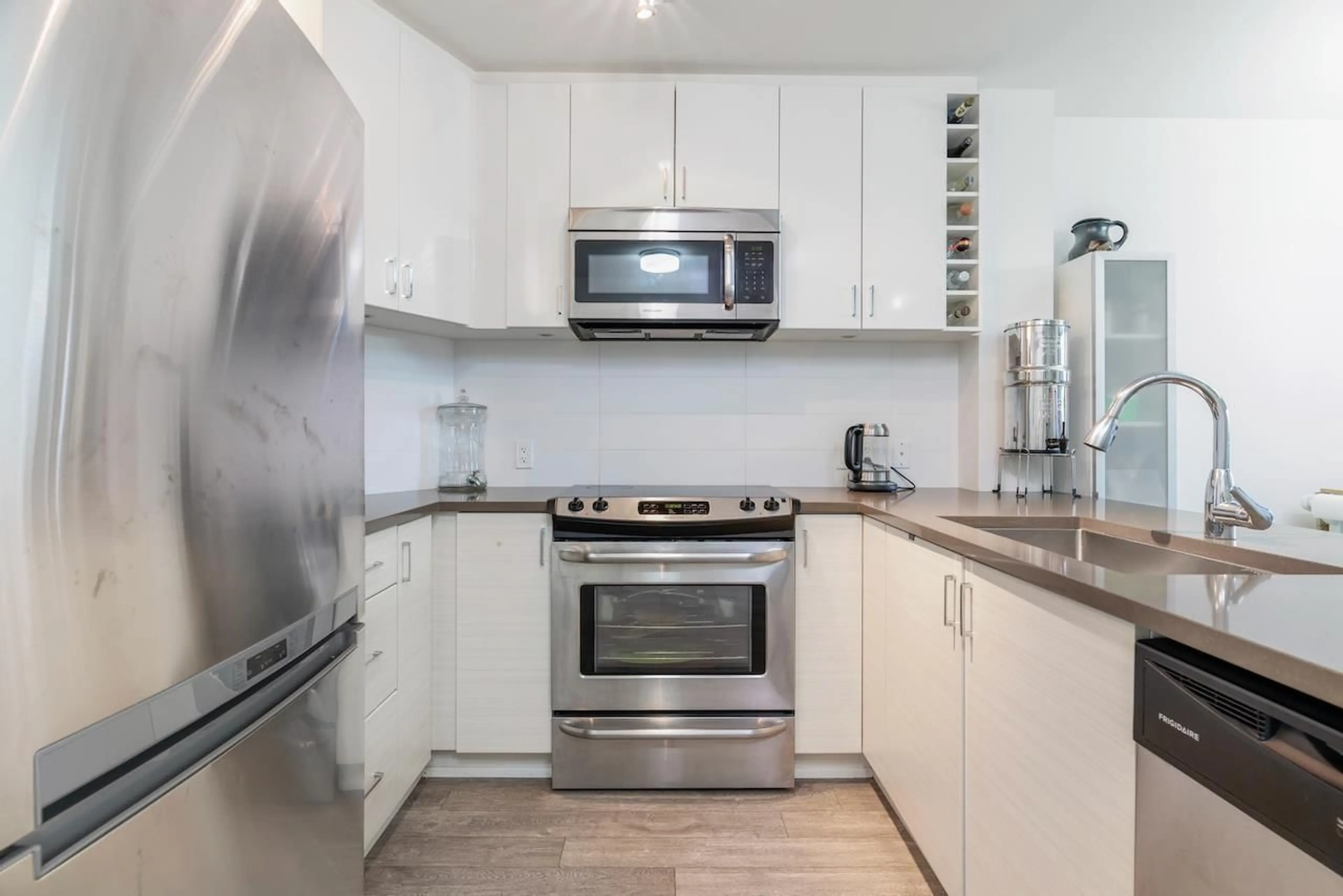 Standard kitchen, unknown for 311 - 13919 FRASER, Surrey British Columbia V3W0X8