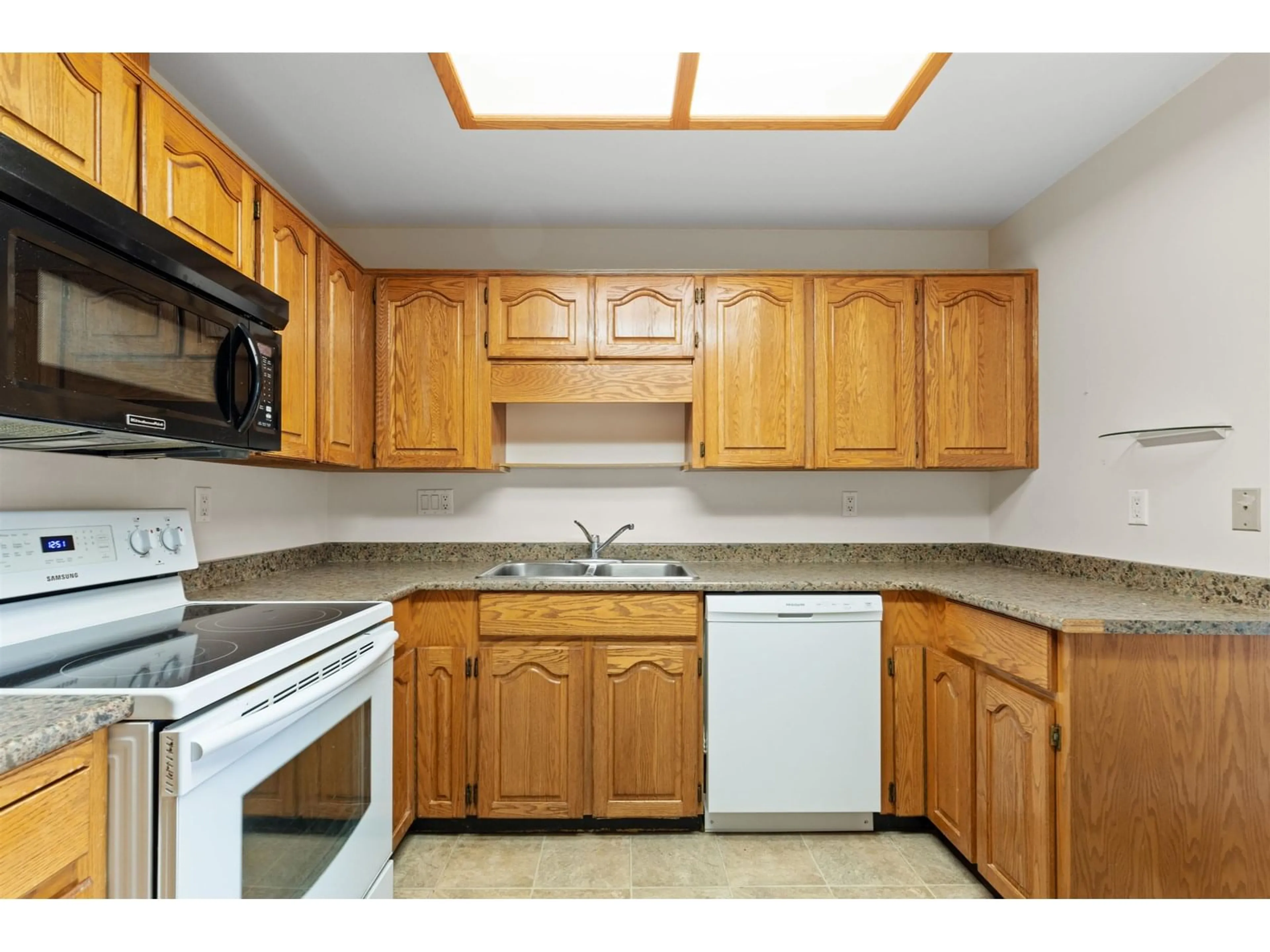 Standard kitchen, unknown for 306 - 32823 LANDEAU, Abbotsford British Columbia V2S6S6