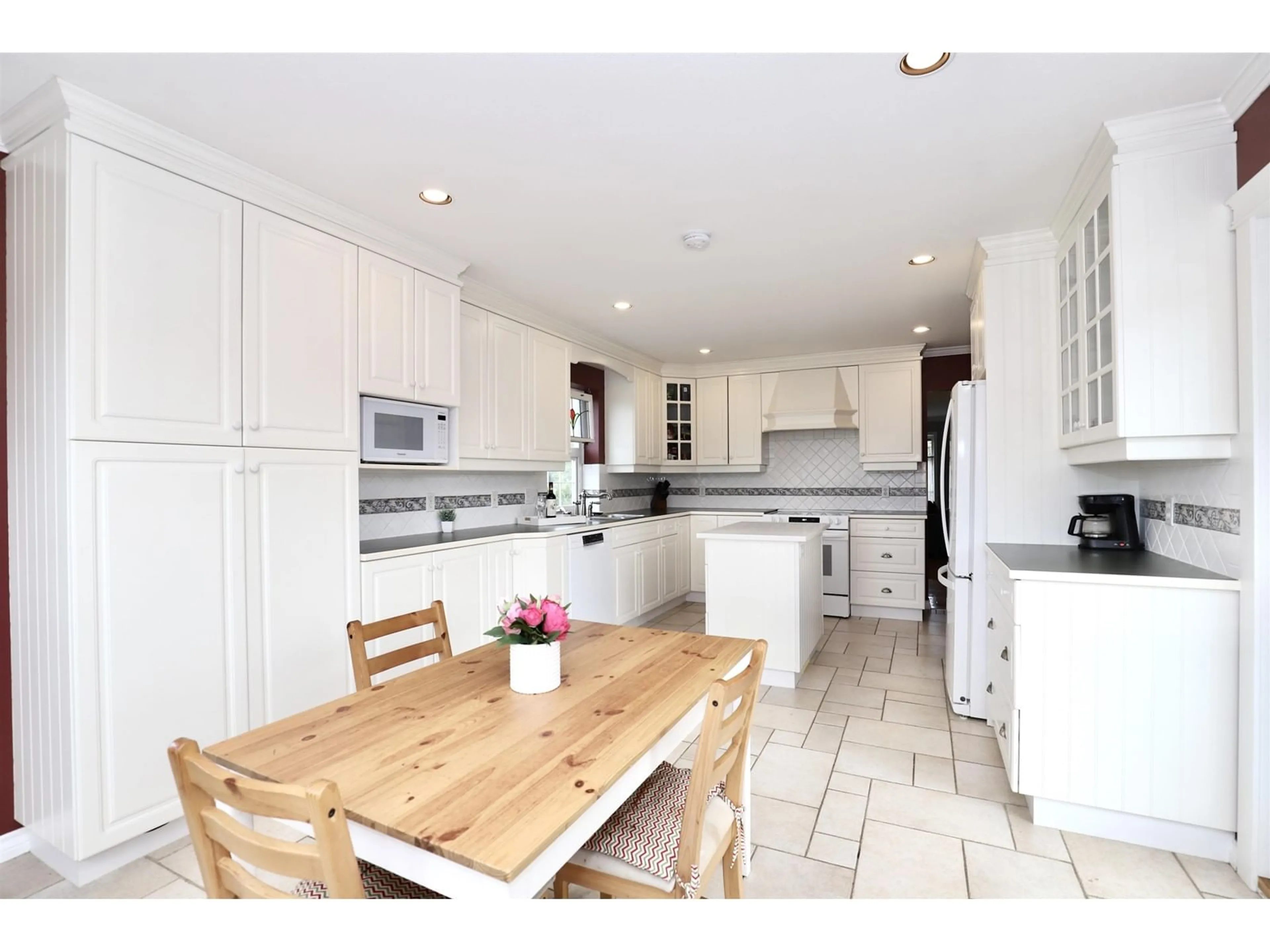 Open concept kitchen, ceramic/tile floor for 9556 214A, Langley British Columbia V1M1T4