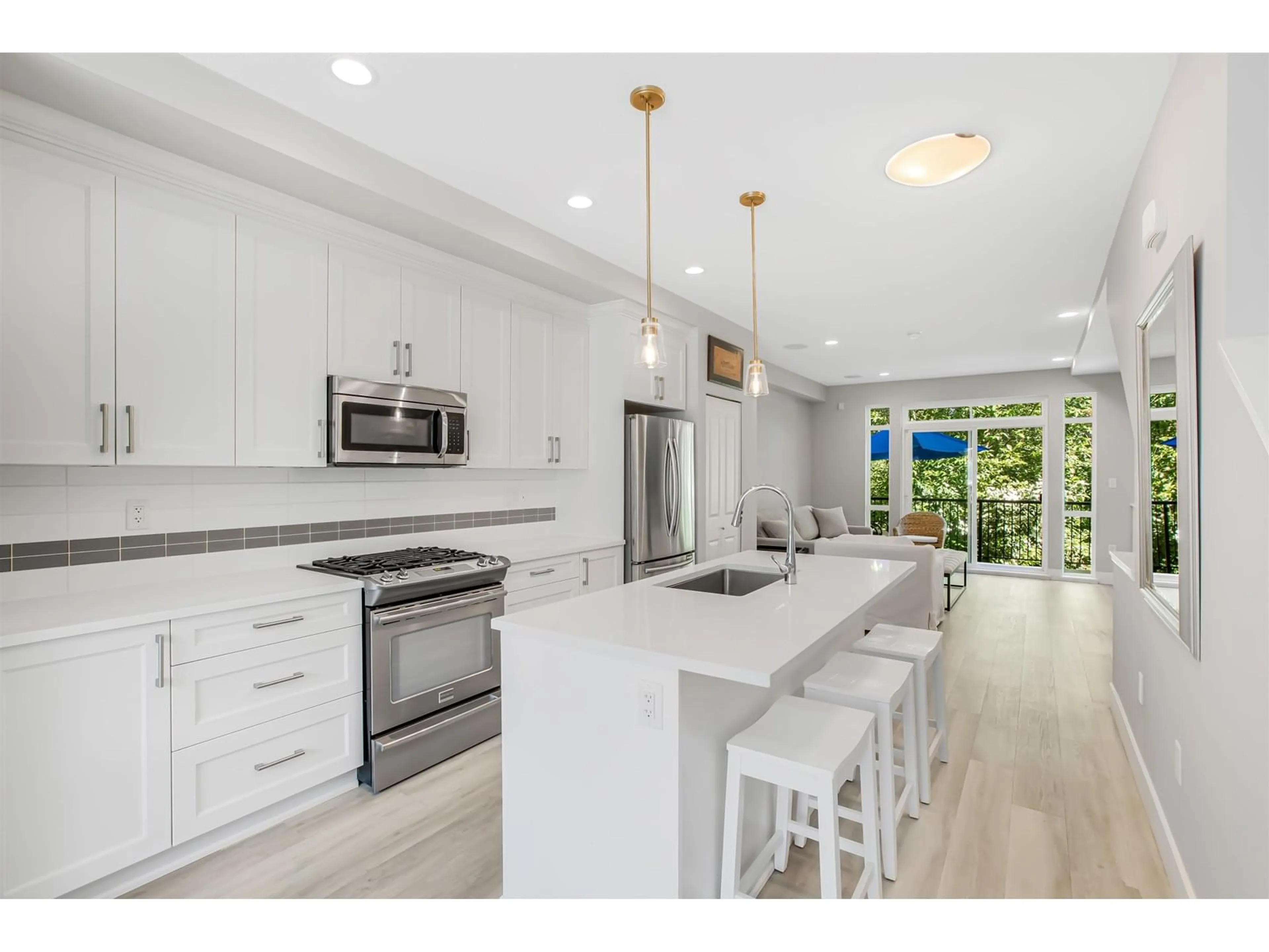 Open concept kitchen, ceramic/tile floor for 61 - 3039 156, Surrey British Columbia V3Z6T5