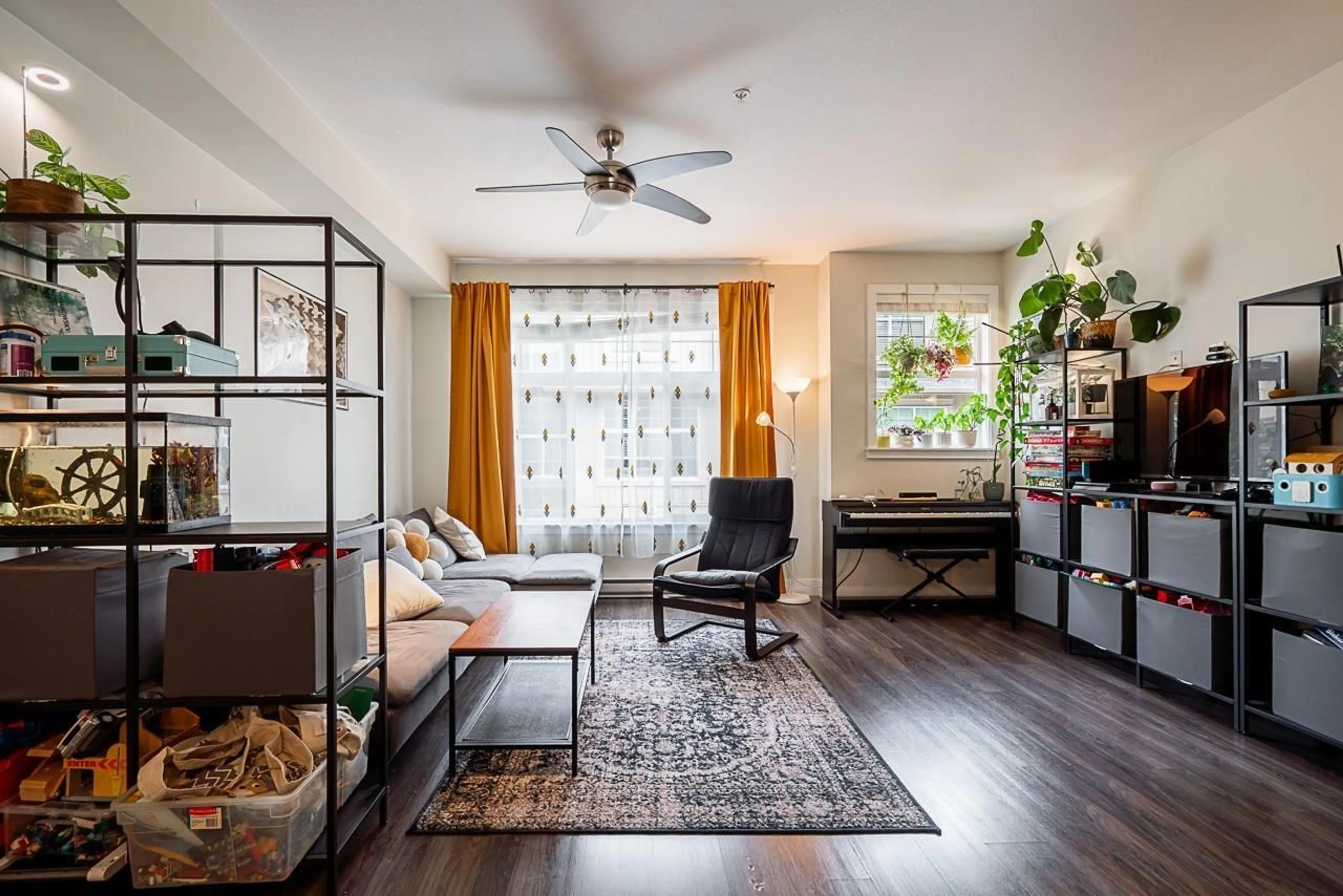Living room with furniture, wood/laminate floor for 30 - 20967 76, Langley British Columbia V2Y0L9