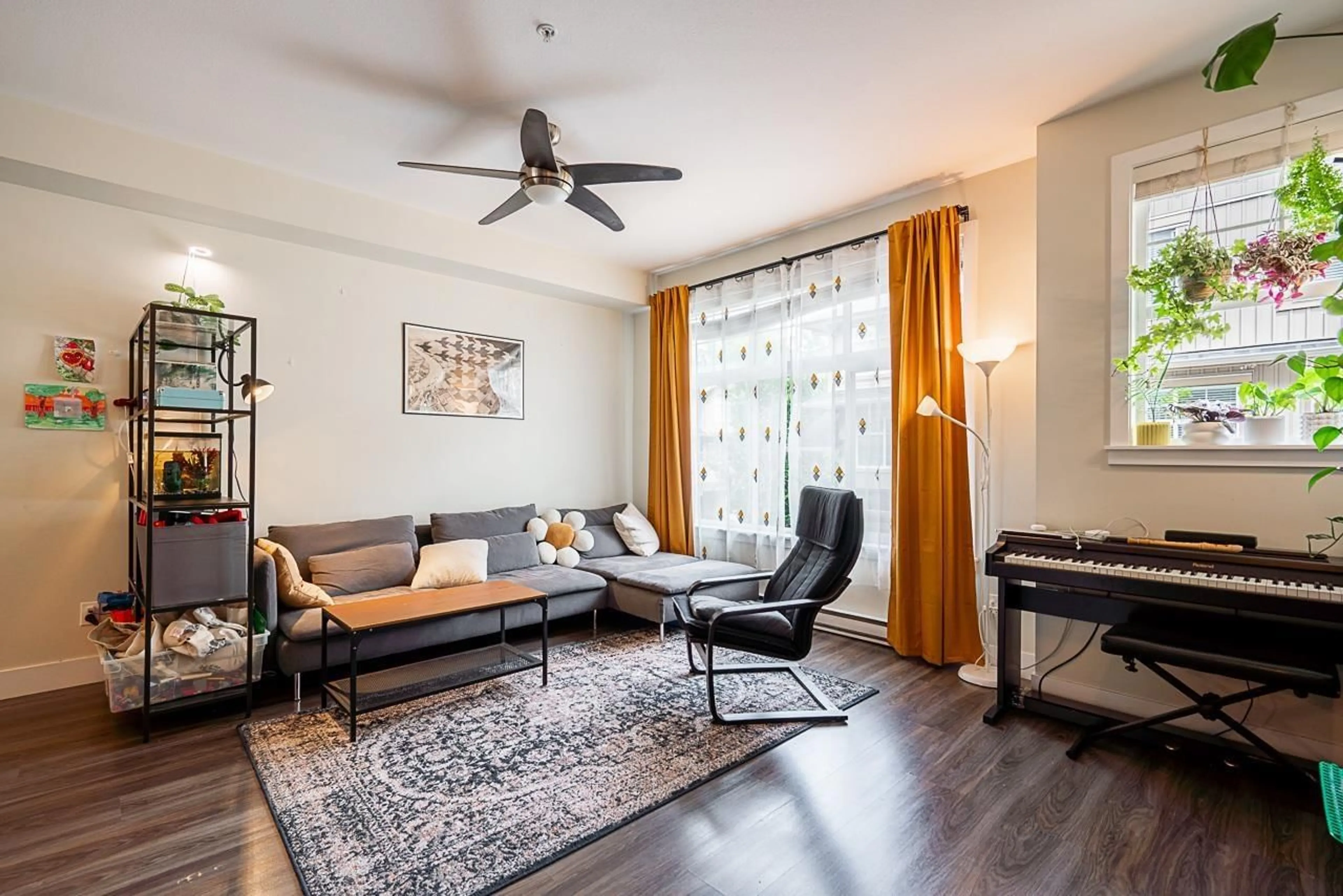 Living room with furniture, wood/laminate floor for 30 - 20967 76, Langley British Columbia V2Y0L9