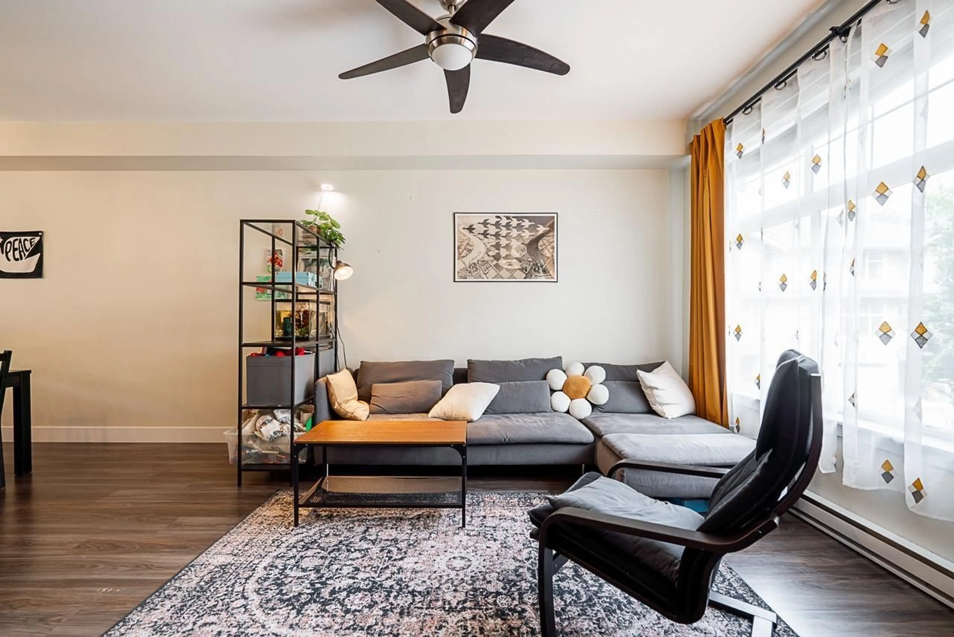 Living room with furniture, wood/laminate floor for 30 - 20967 76, Langley British Columbia V2Y0L9
