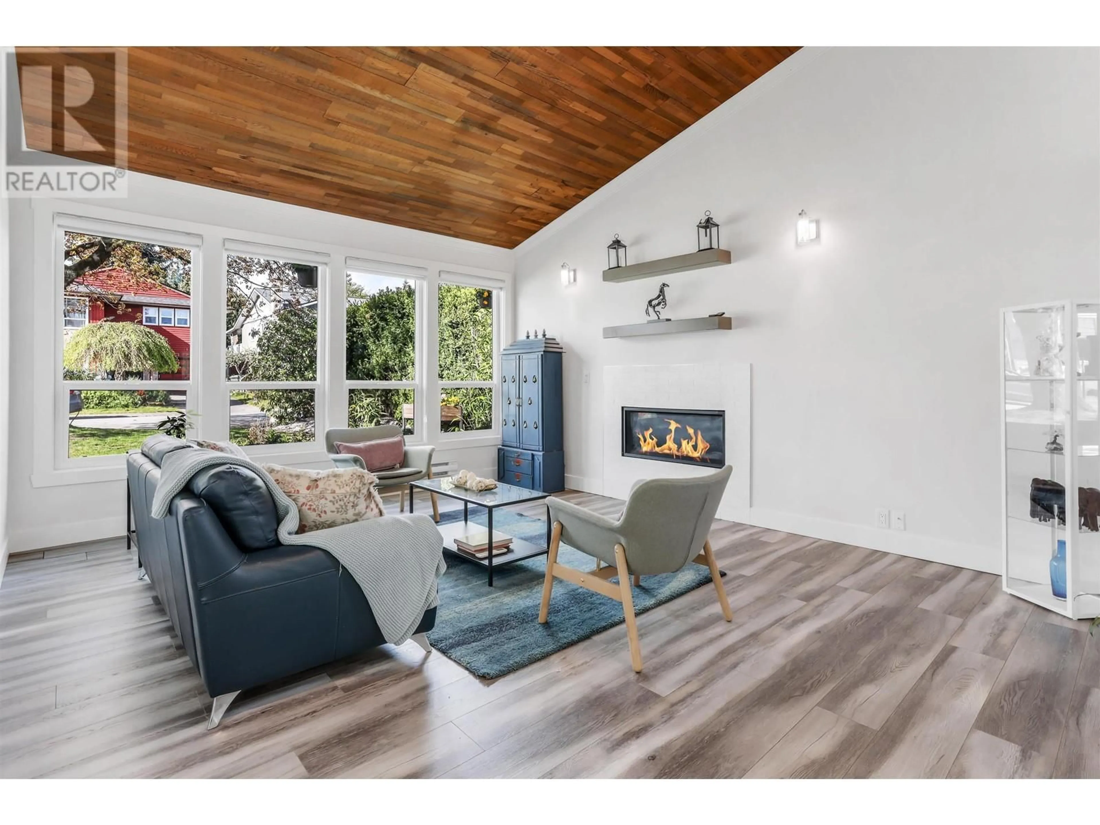 Living room with furniture, wood/laminate floor for 3228 CHROME CRESCENT, Coquitlam British Columbia V3E1M5