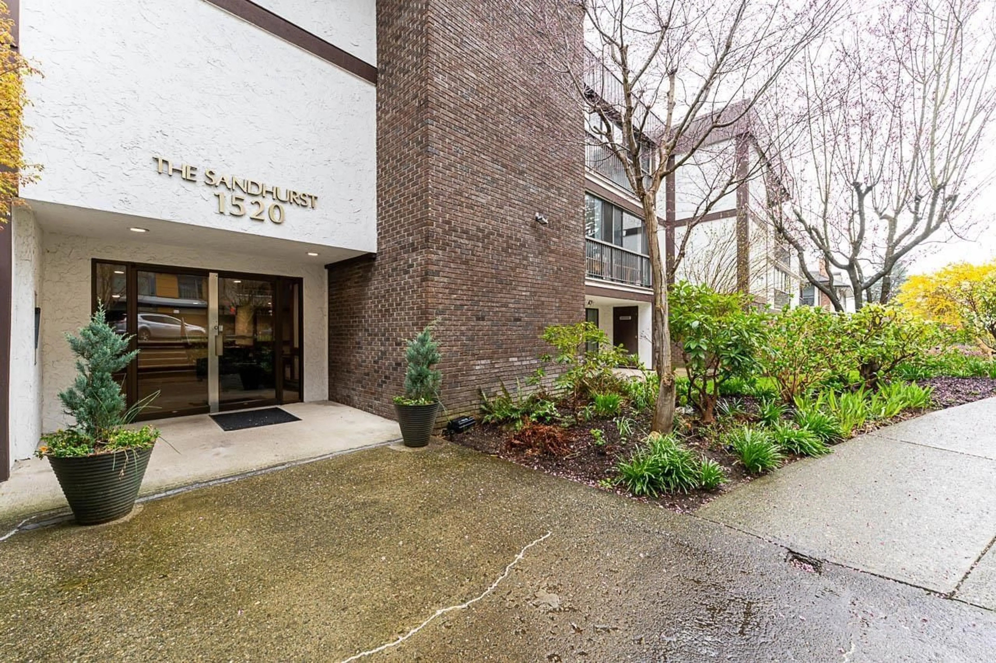 Indoor foyer for 202 - 1520 VIDAL, White Rock British Columbia V4B3T7