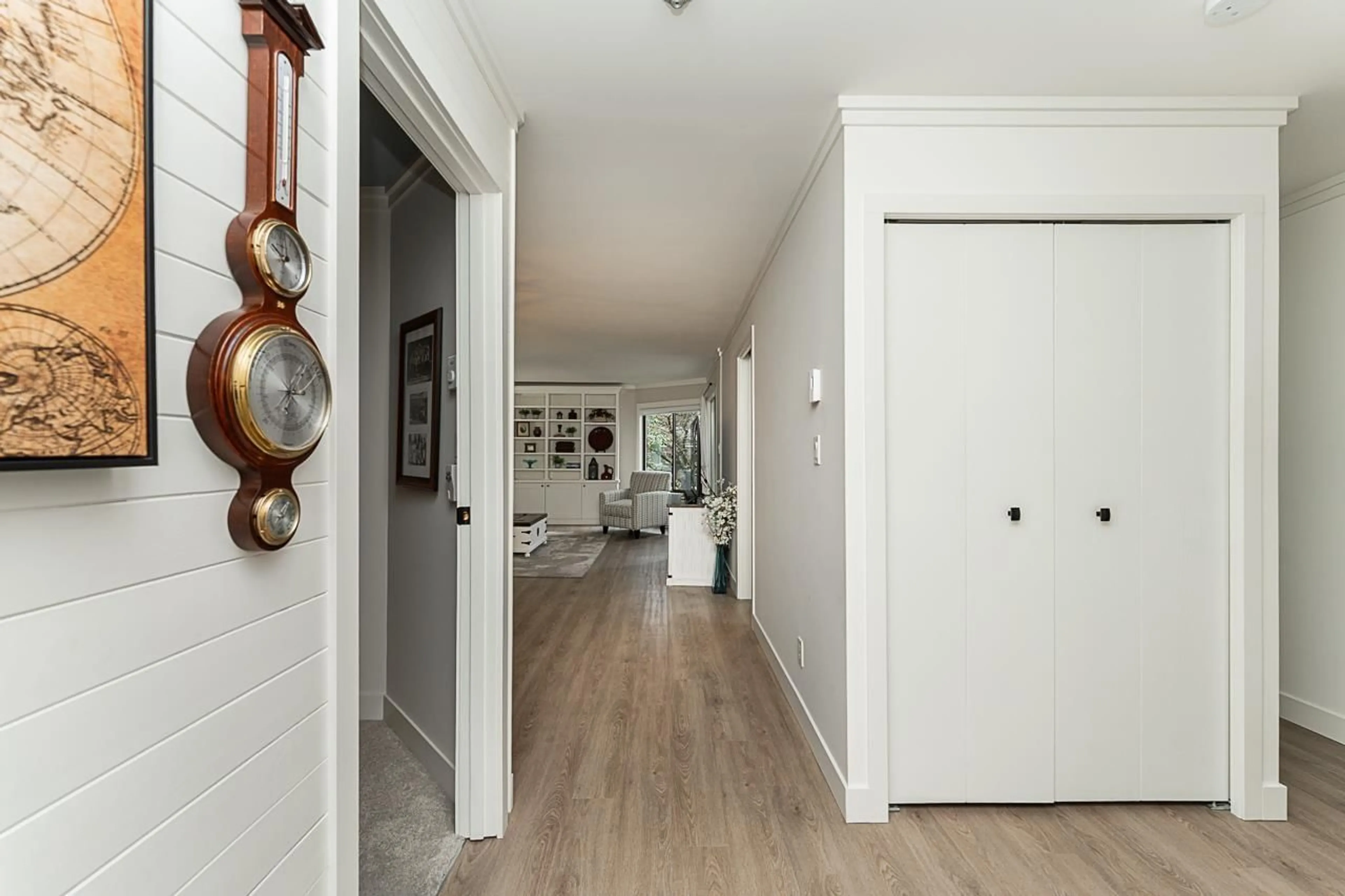 Indoor entryway for 202 - 1520 VIDAL, White Rock British Columbia V4B3T7