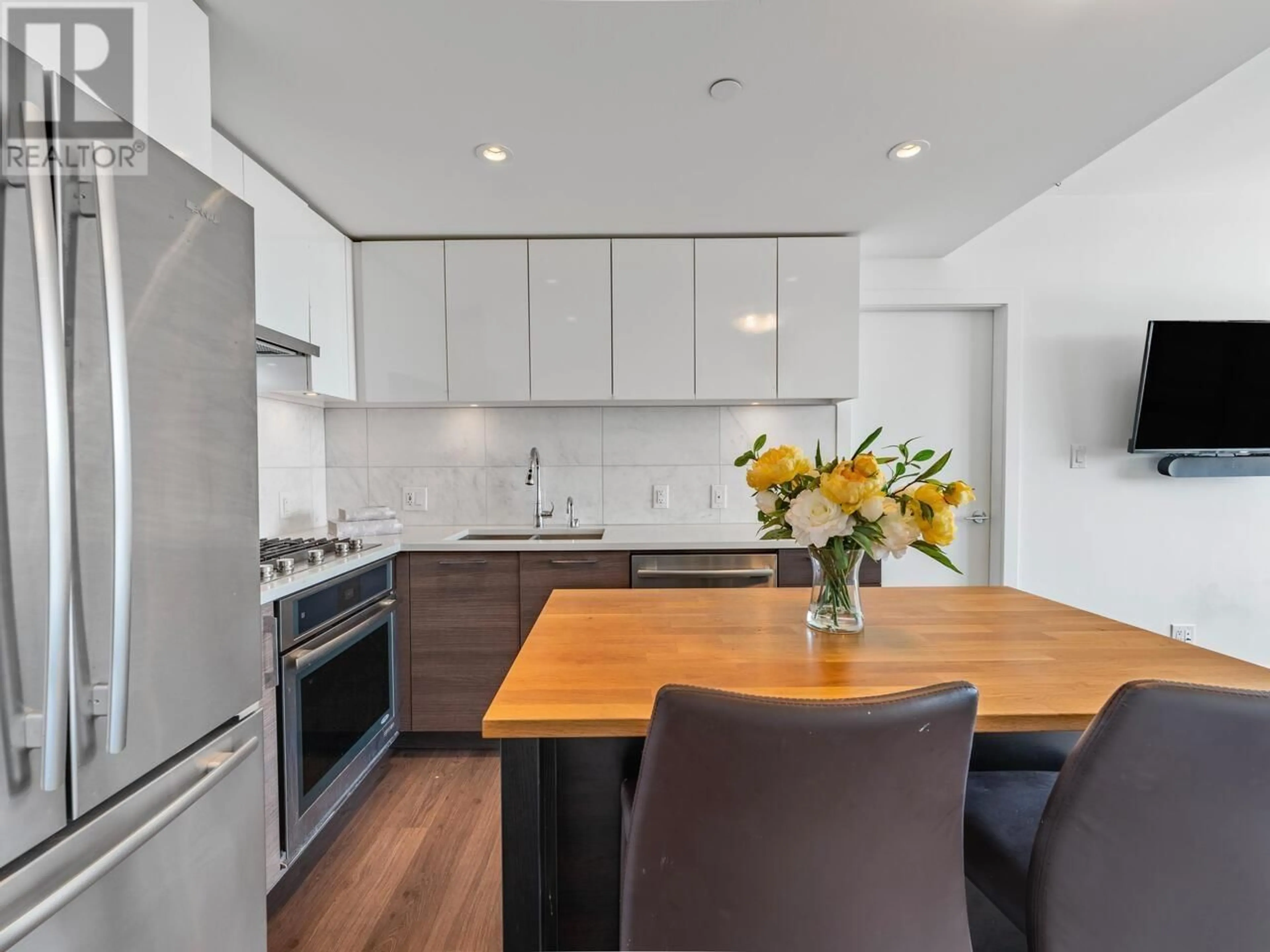 Contemporary kitchen, wood/laminate floor for 907 - 8538 RIVER DISTRICT CROSSING, Vancouver British Columbia V5S0C9