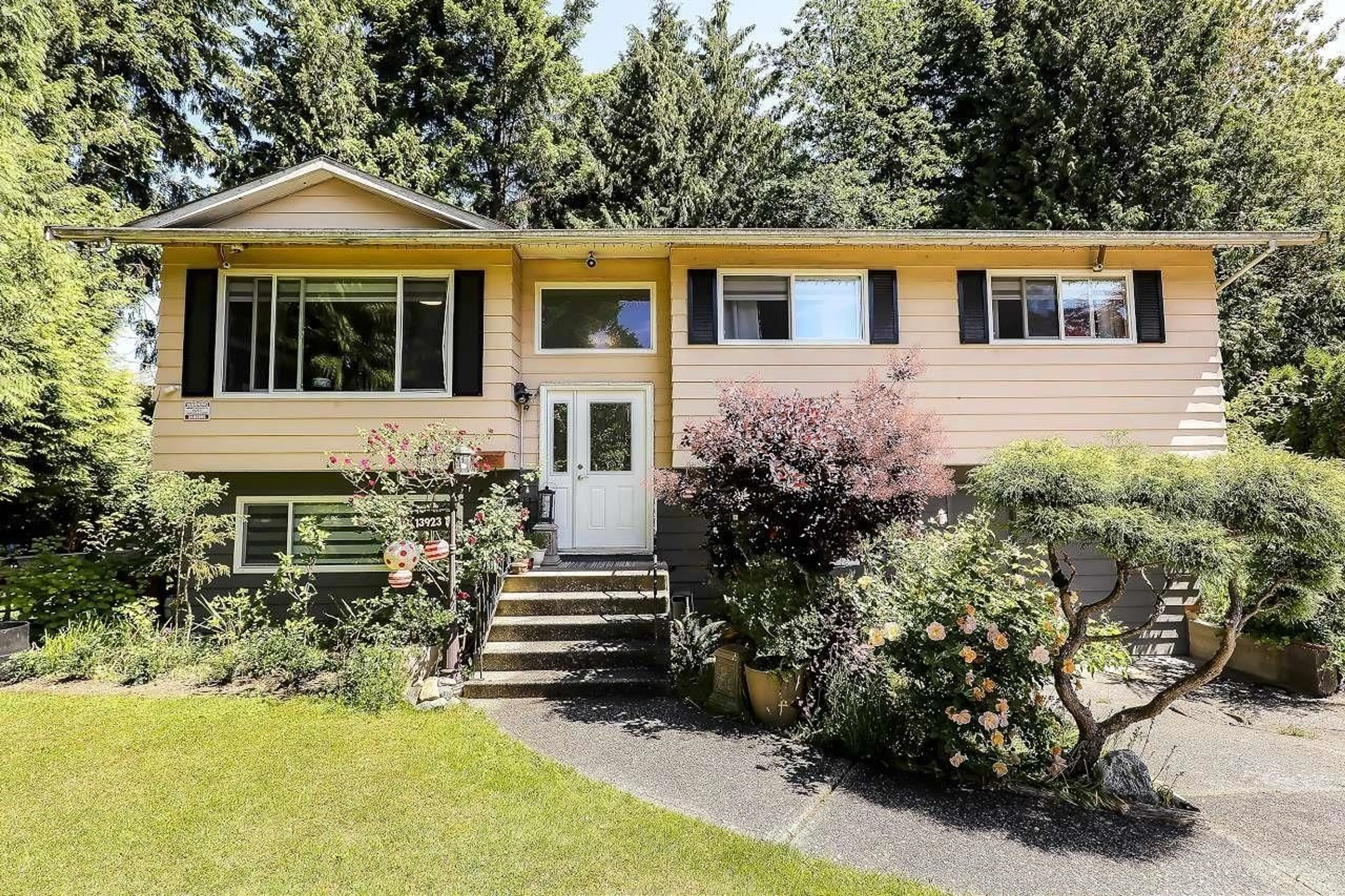Home with vinyl exterior material, street for 13923 77A, Surrey British Columbia V3W5Z3