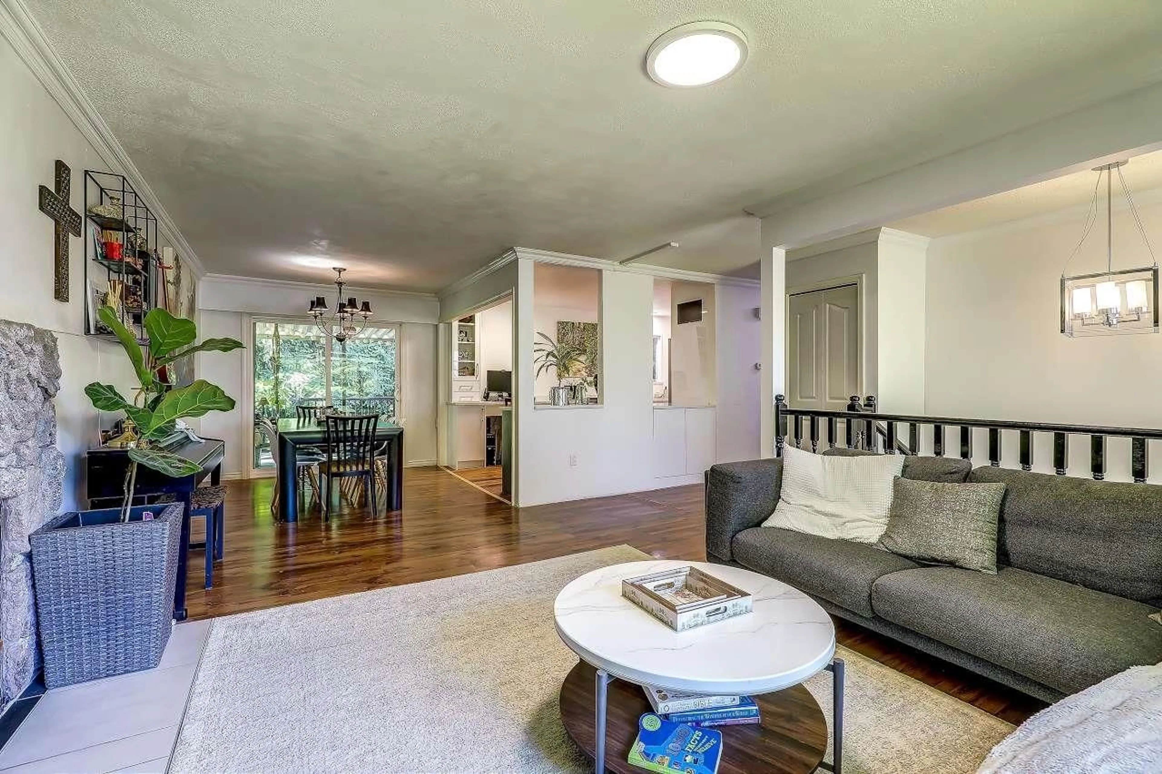 Living room with furniture, unknown for 13923 77A, Surrey British Columbia V3W5Z3