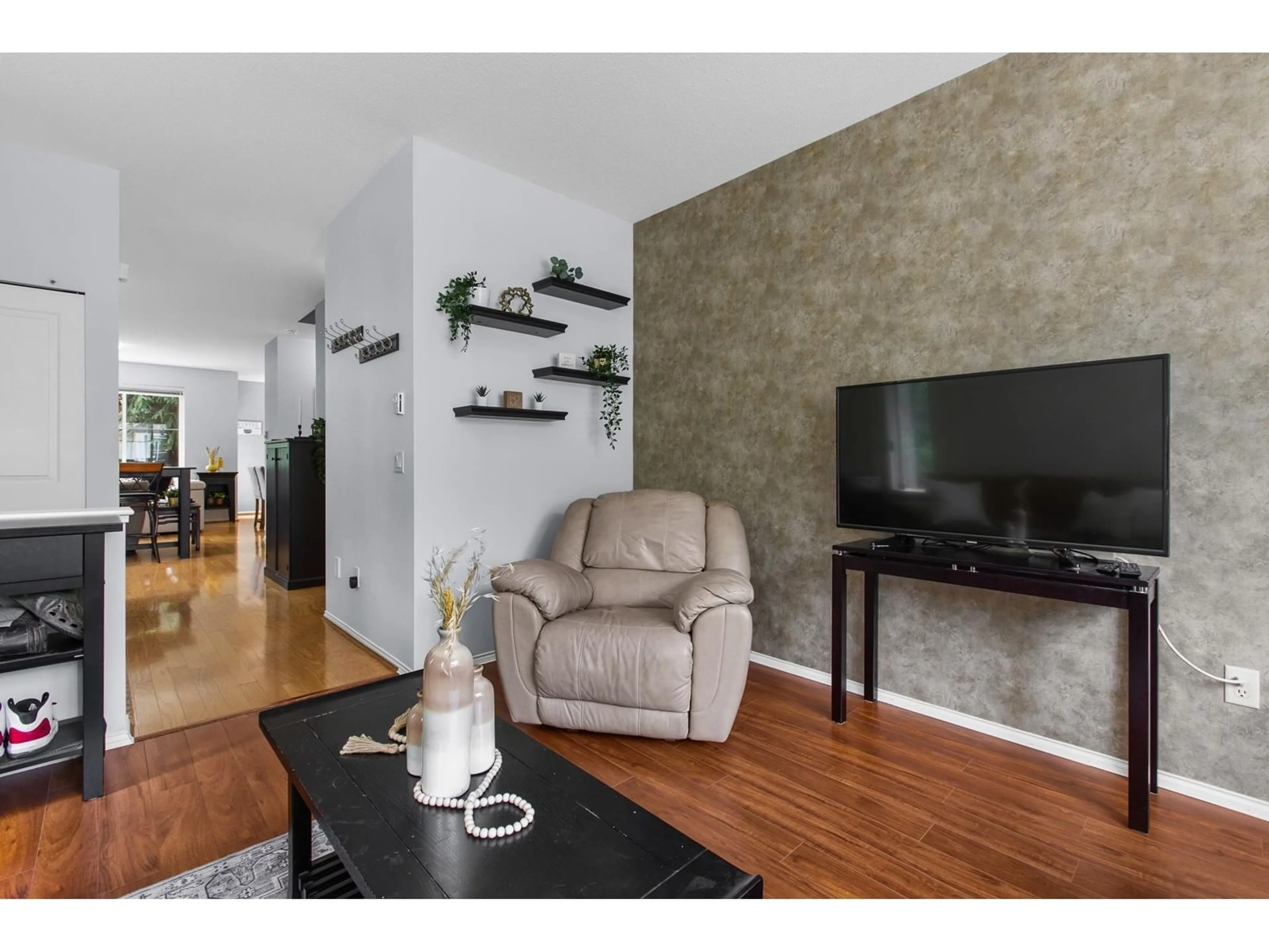 Living room with furniture, wood/laminate floor for 29 - 15868 85, Surrey British Columbia V4N0Y9