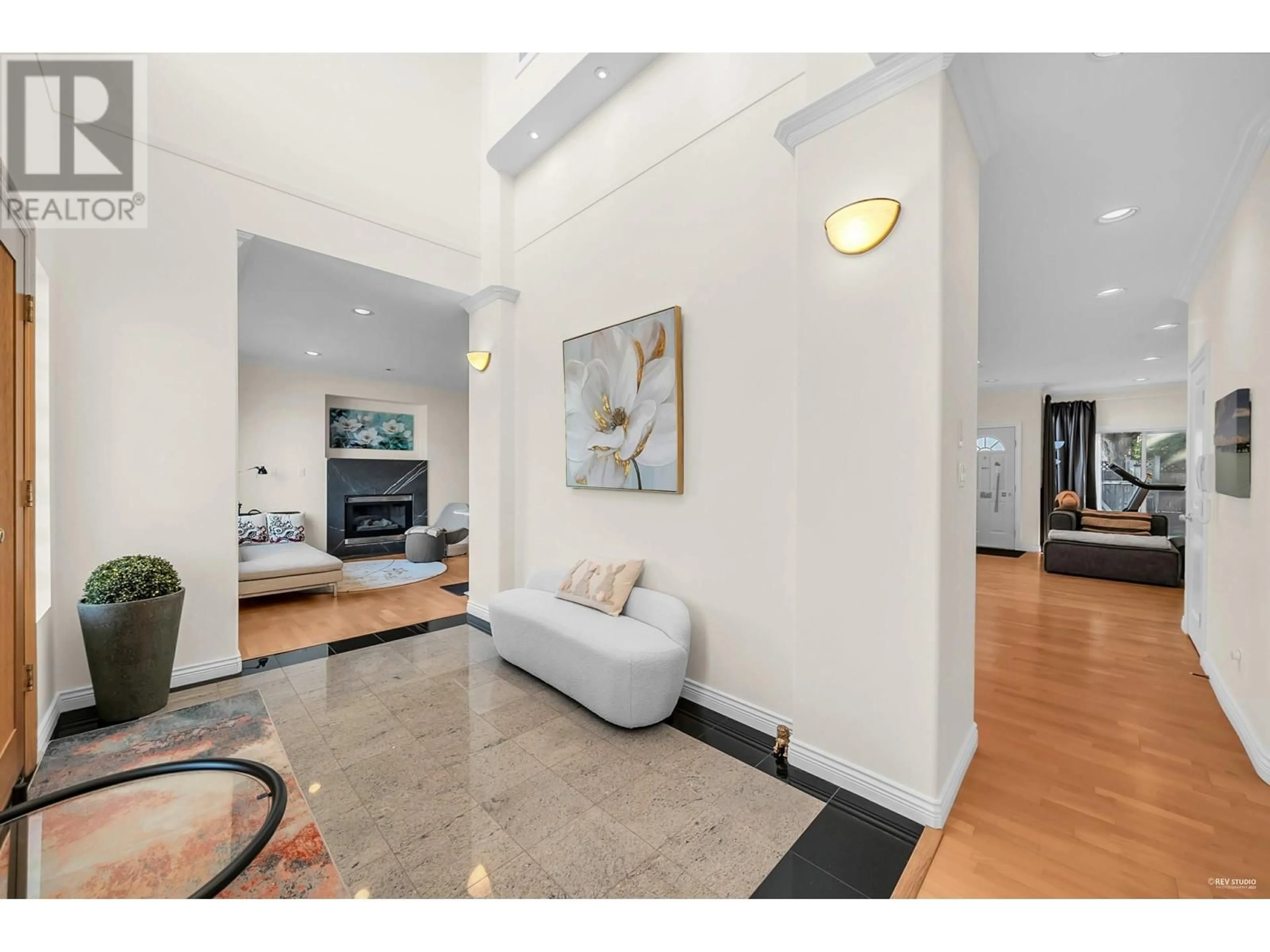 Indoor foyer for 4288 GILPIN CRESCENT, Burnaby British Columbia V5G2K2