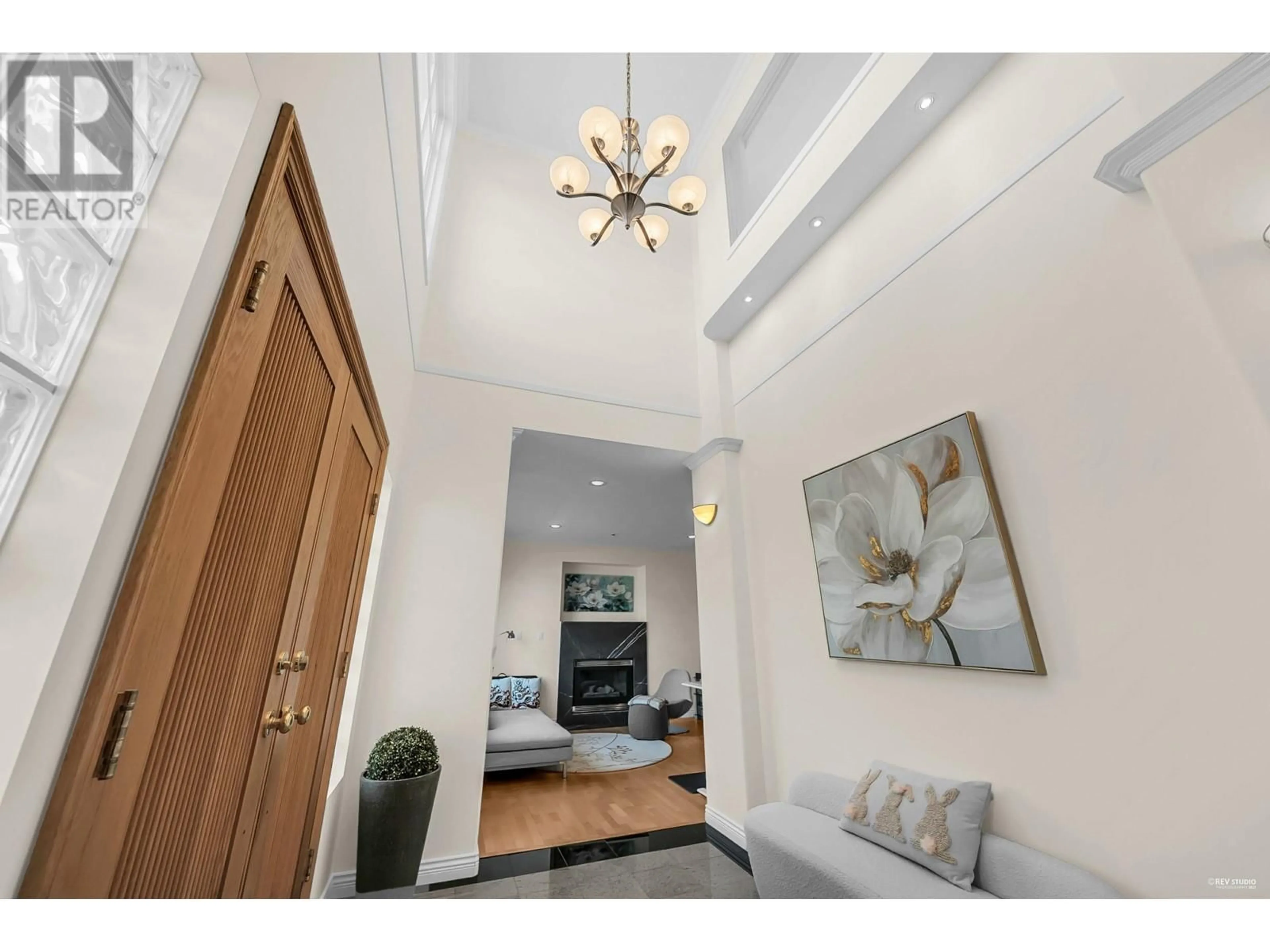 Indoor entryway for 4288 GILPIN CRESCENT, Burnaby British Columbia V5G2K2