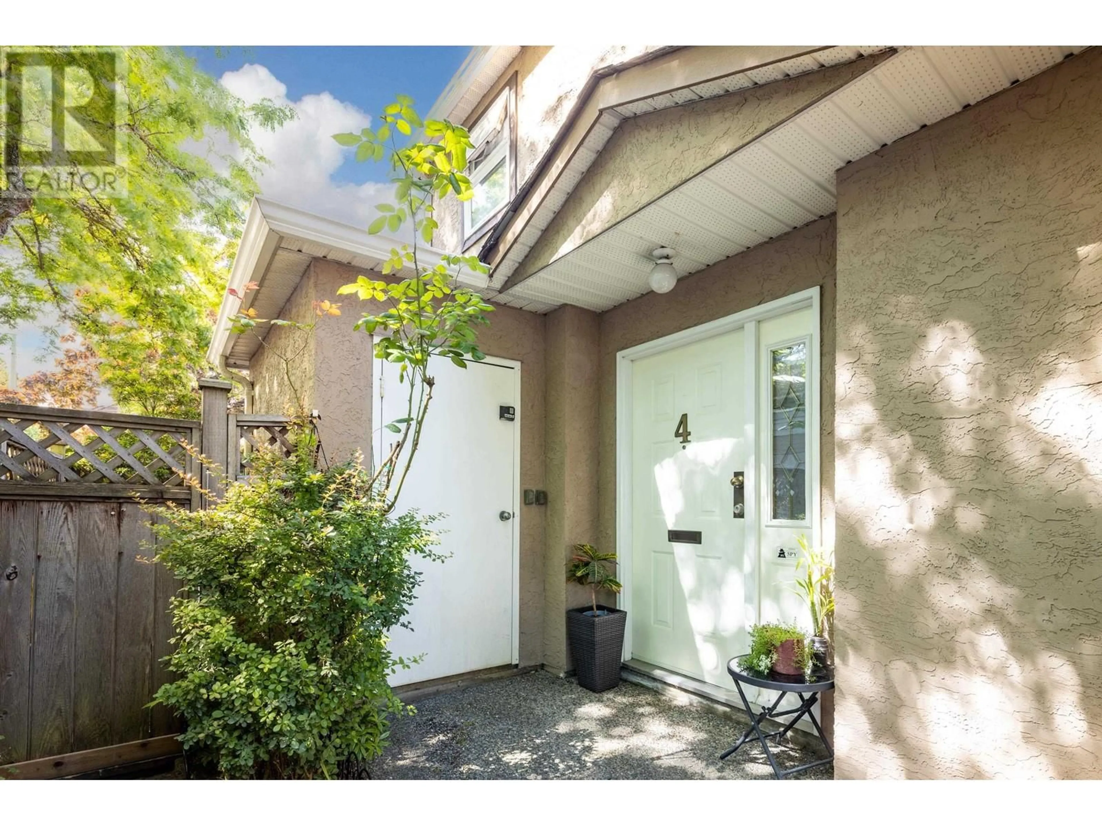 Indoor entryway for 4 - 7171 BLUNDELL ROAD, Richmond British Columbia V6Y1J5