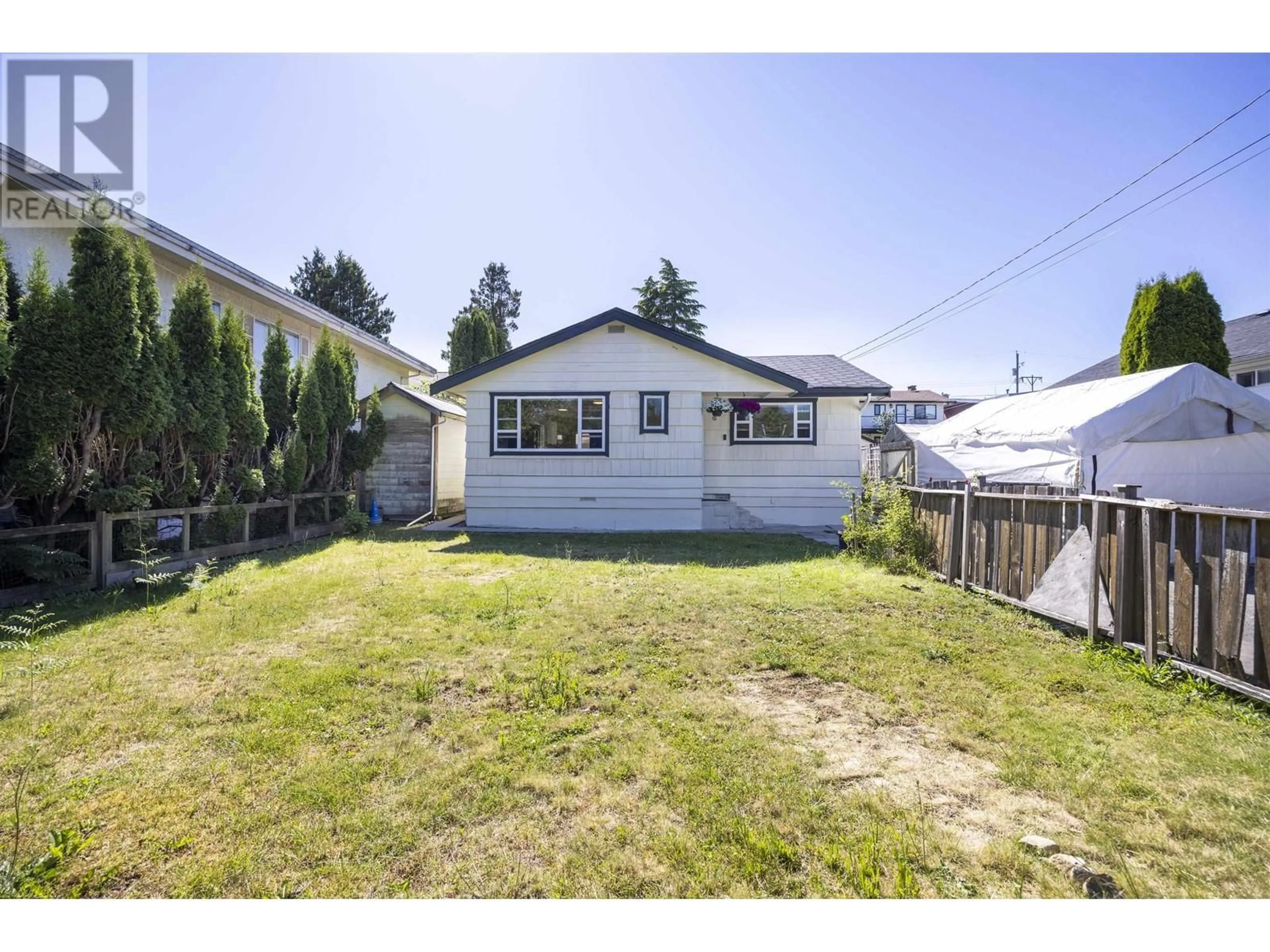 A pic from outside/outdoor area/front of a property/back of a property/a pic from drone, street for 931 SPERLING AVENUE, Burnaby British Columbia V5B4H7