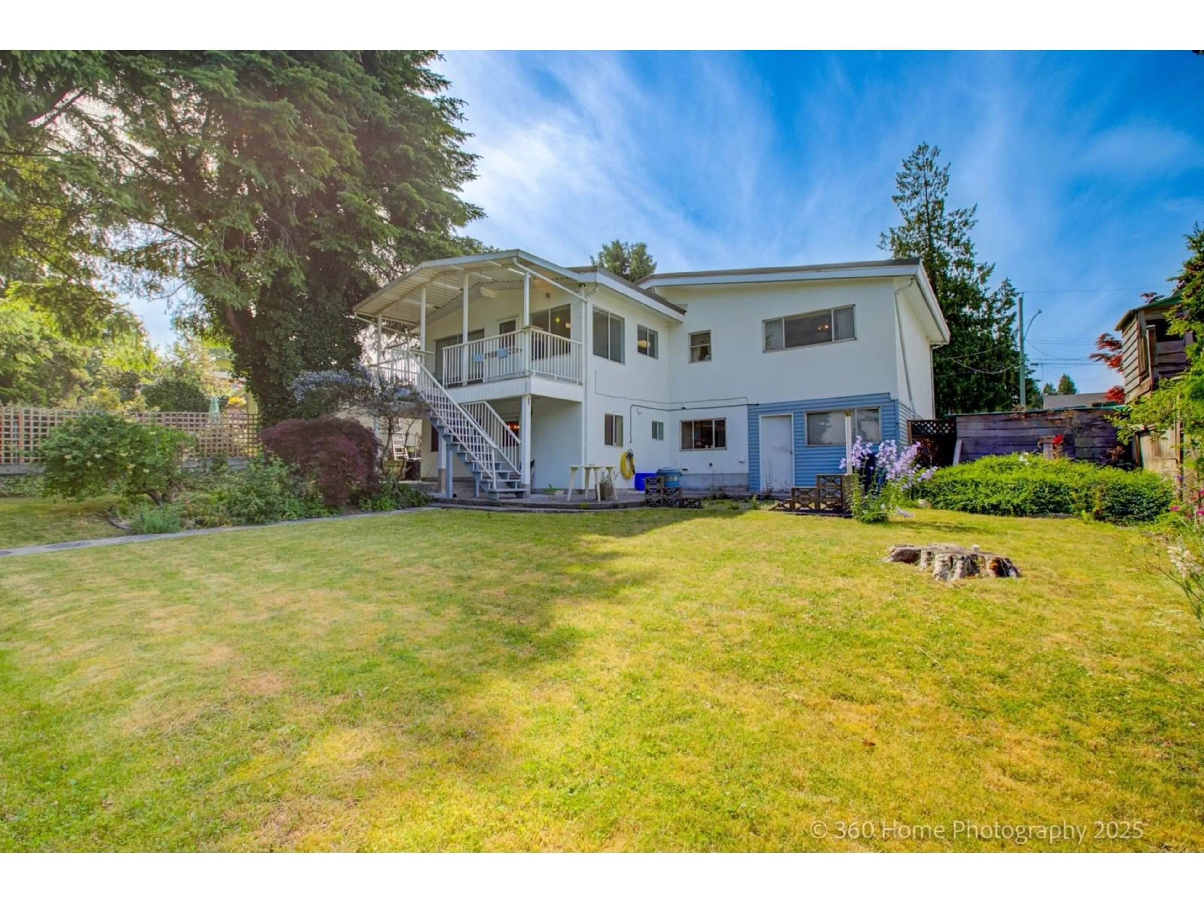 A pic from outside/outdoor area/front of a property/back of a property/a pic from drone, unknown for 11515 97A, Surrey British Columbia V3V2G3