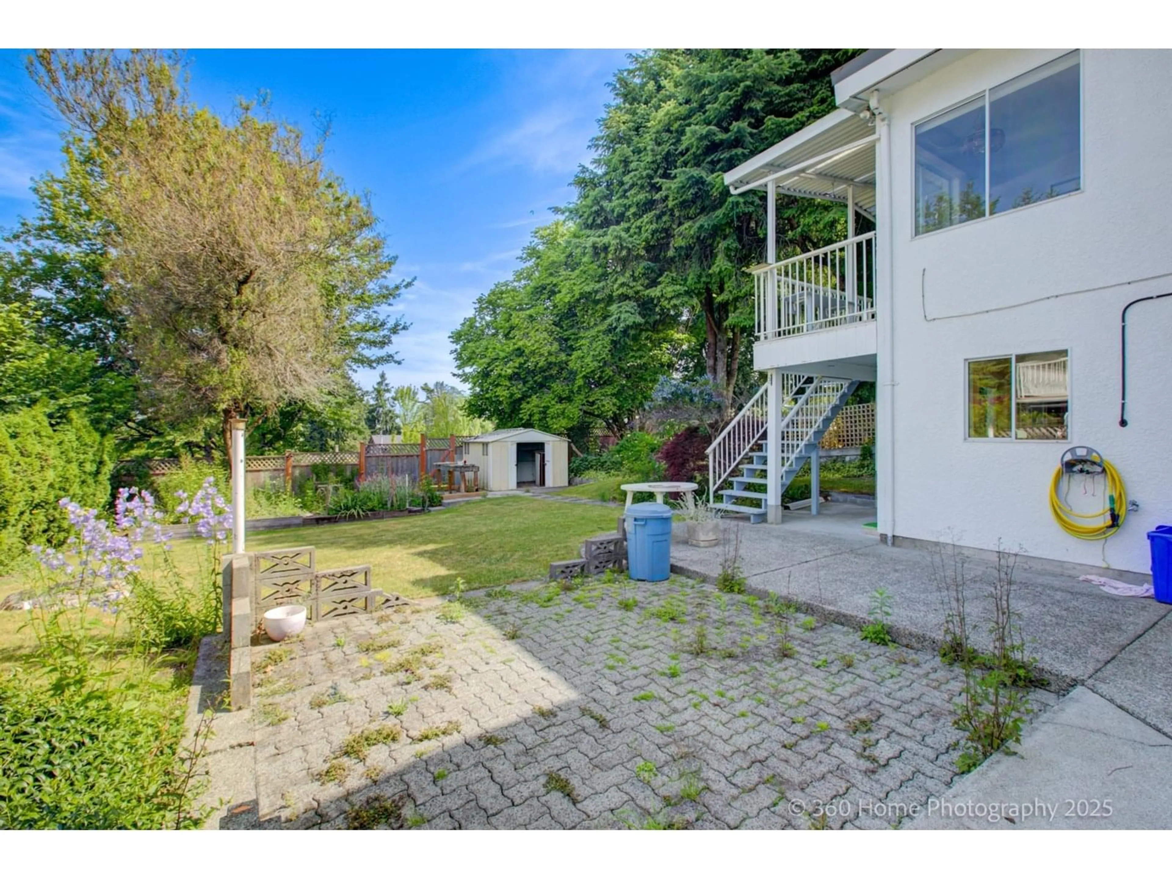 A pic from outside/outdoor area/front of a property/back of a property/a pic from drone, street for 11515 97A, Surrey British Columbia V3V2G3