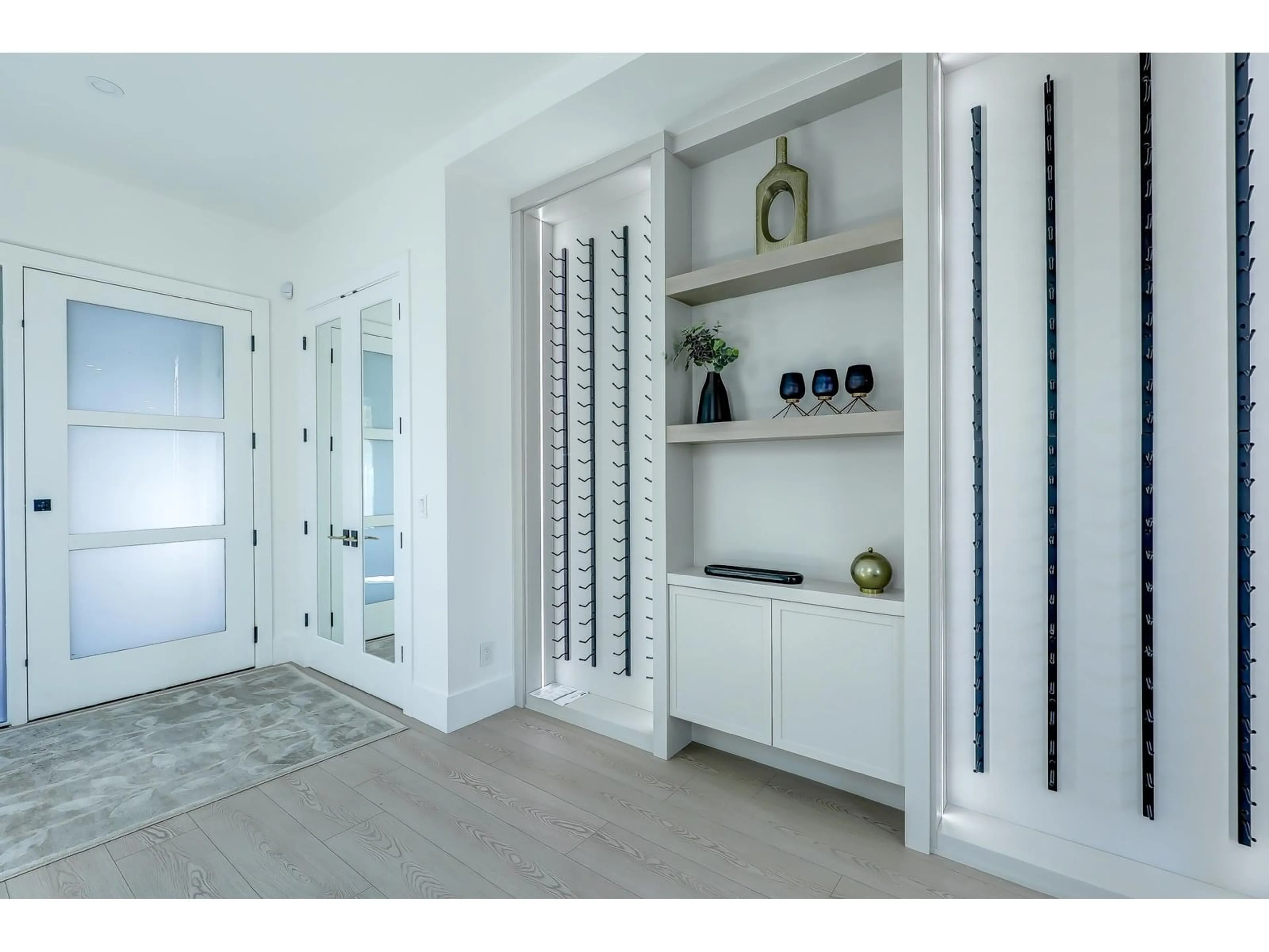 Indoor entryway for 15569 OXENHAM, White Rock British Columbia V4B2J2