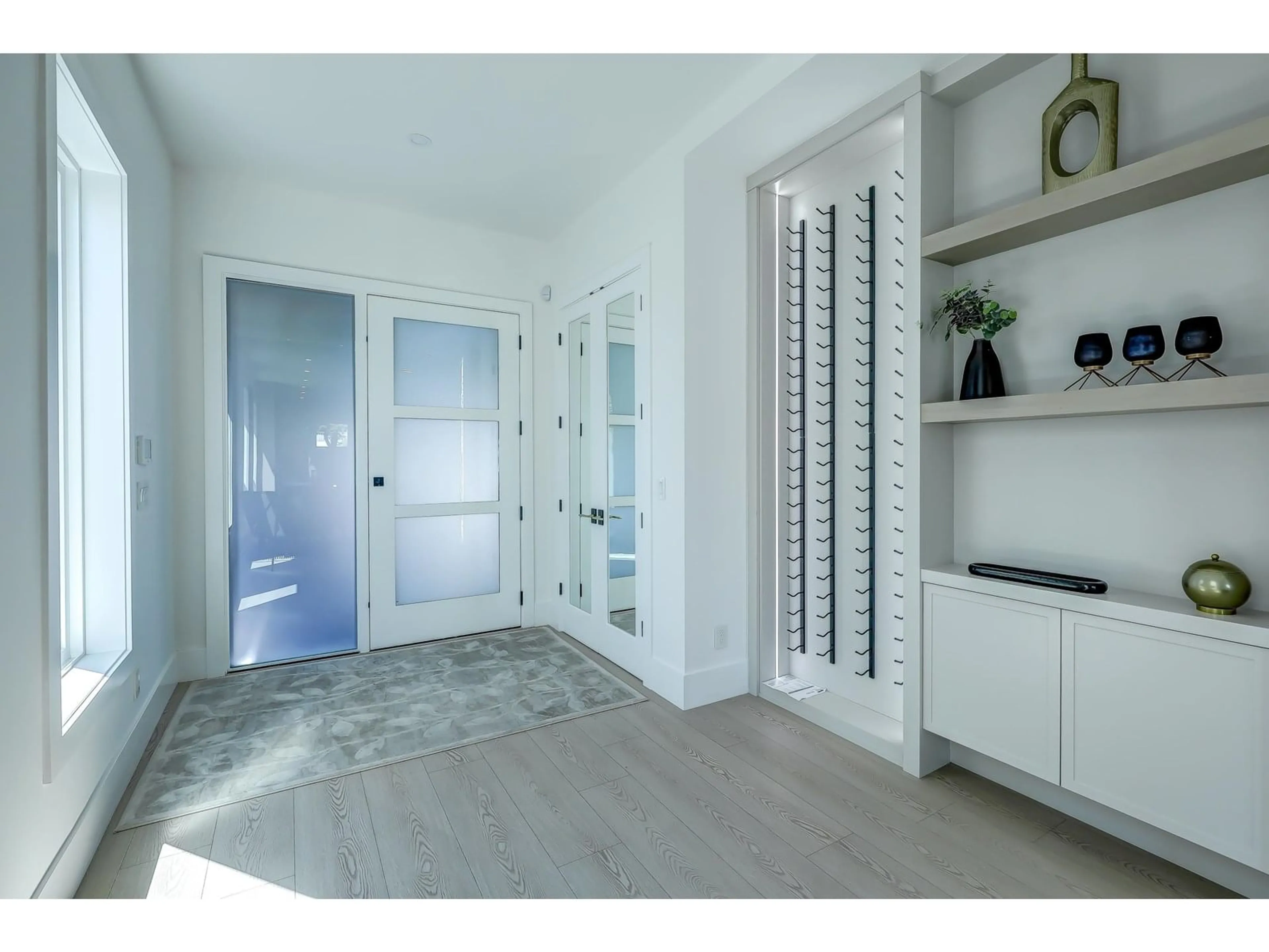 Indoor entryway for 15569 OXENHAM, White Rock British Columbia V4B2J2