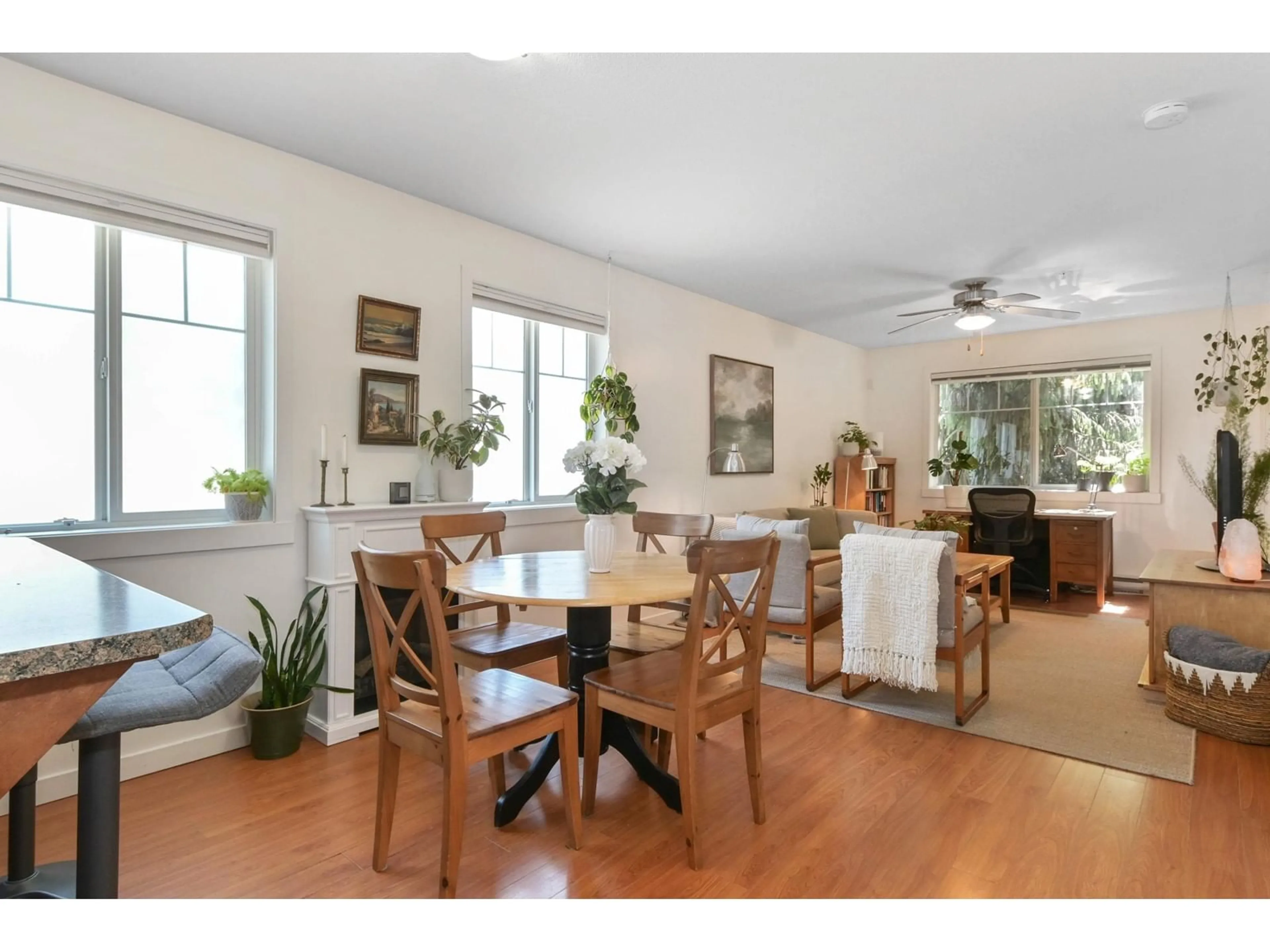 Dining room, wood/laminate floor for 301 - 33960 OLD YALE, Abbotsford British Columbia V2S2J9