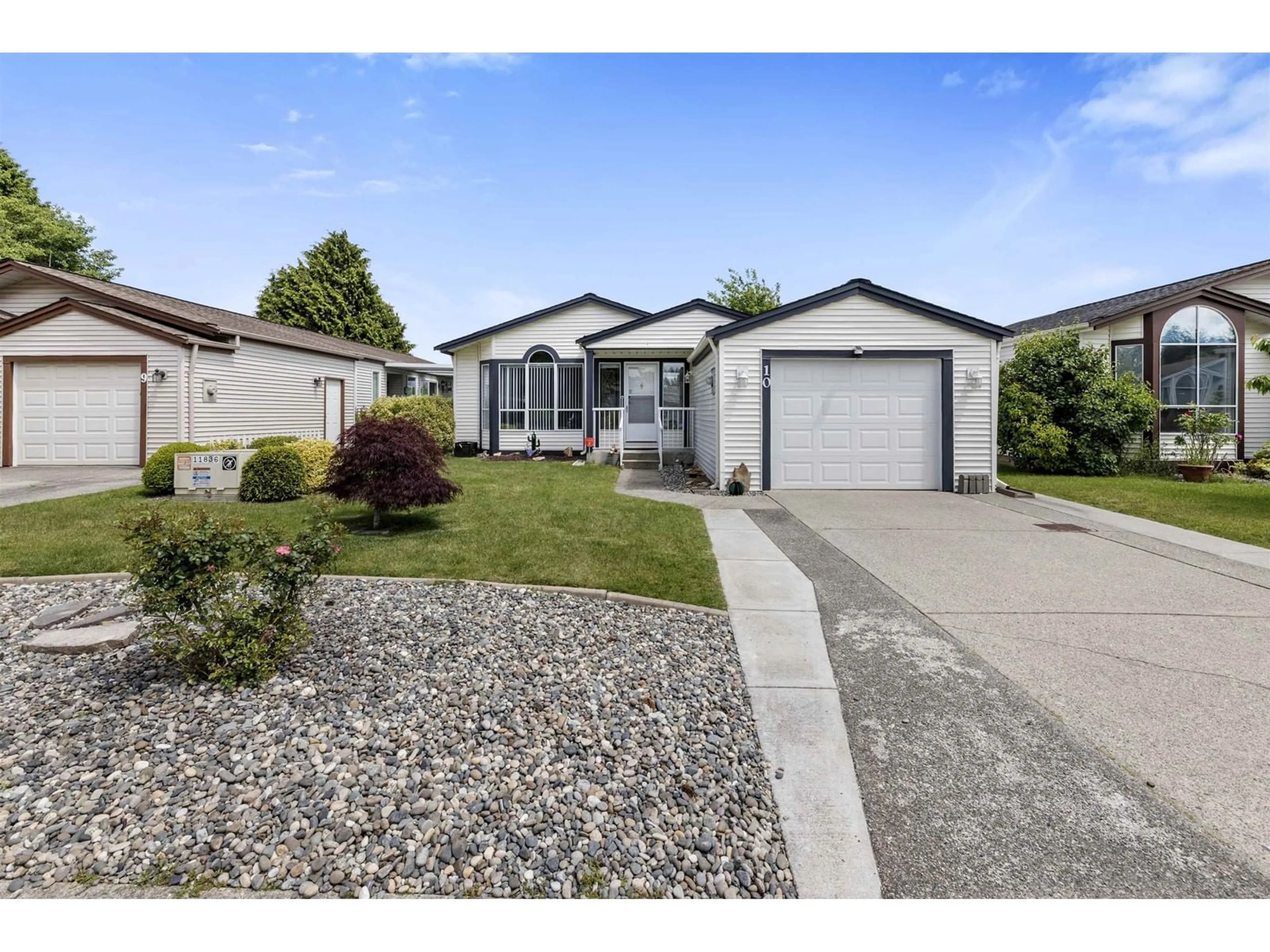 Home with vinyl exterior material, street for 10 - 2345 CRANLEY, Surrey British Columbia V4A9G5