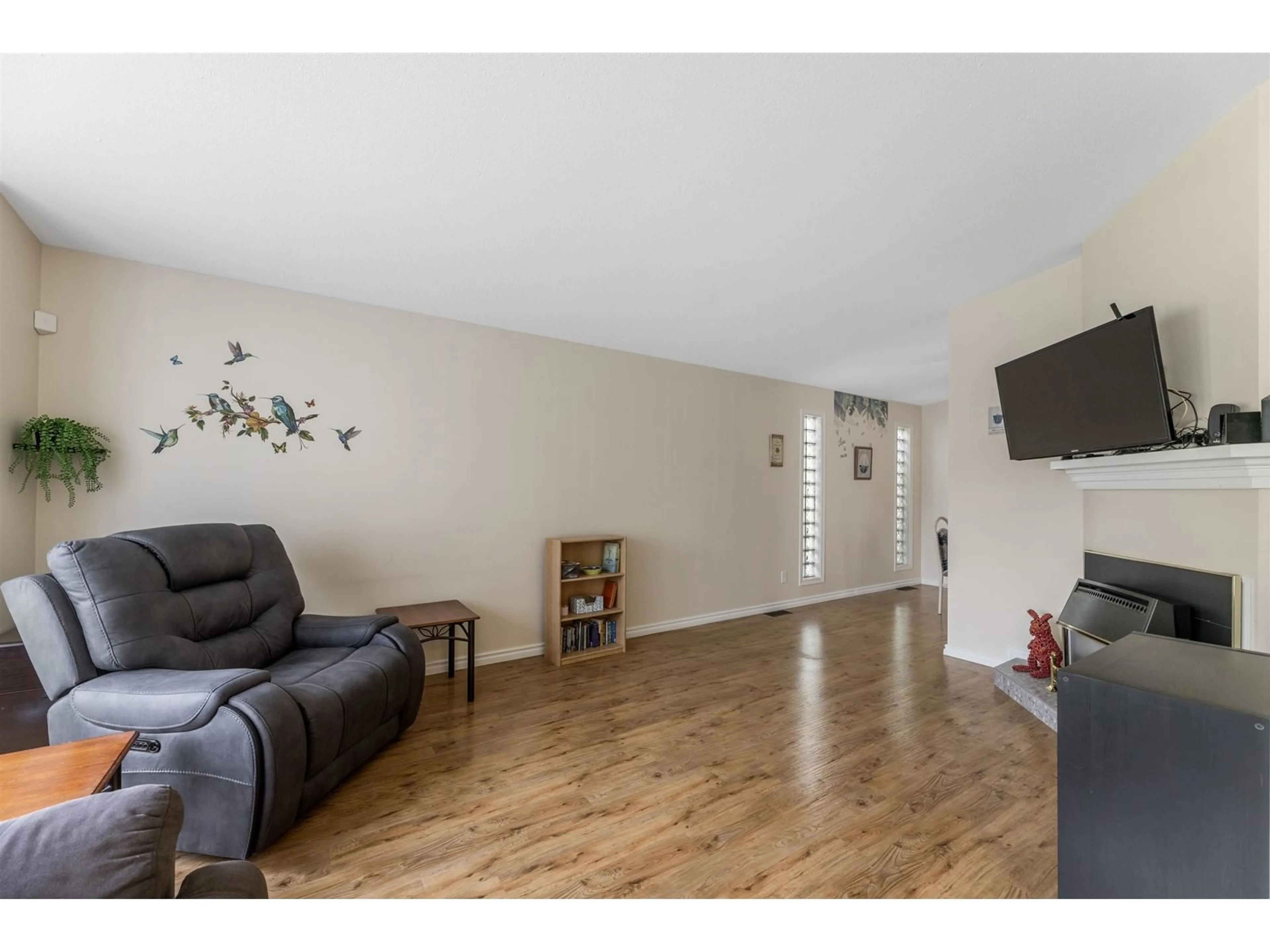 Living room with furniture, wood/laminate floor for 10 - 2345 CRANLEY, Surrey British Columbia V4A9G5