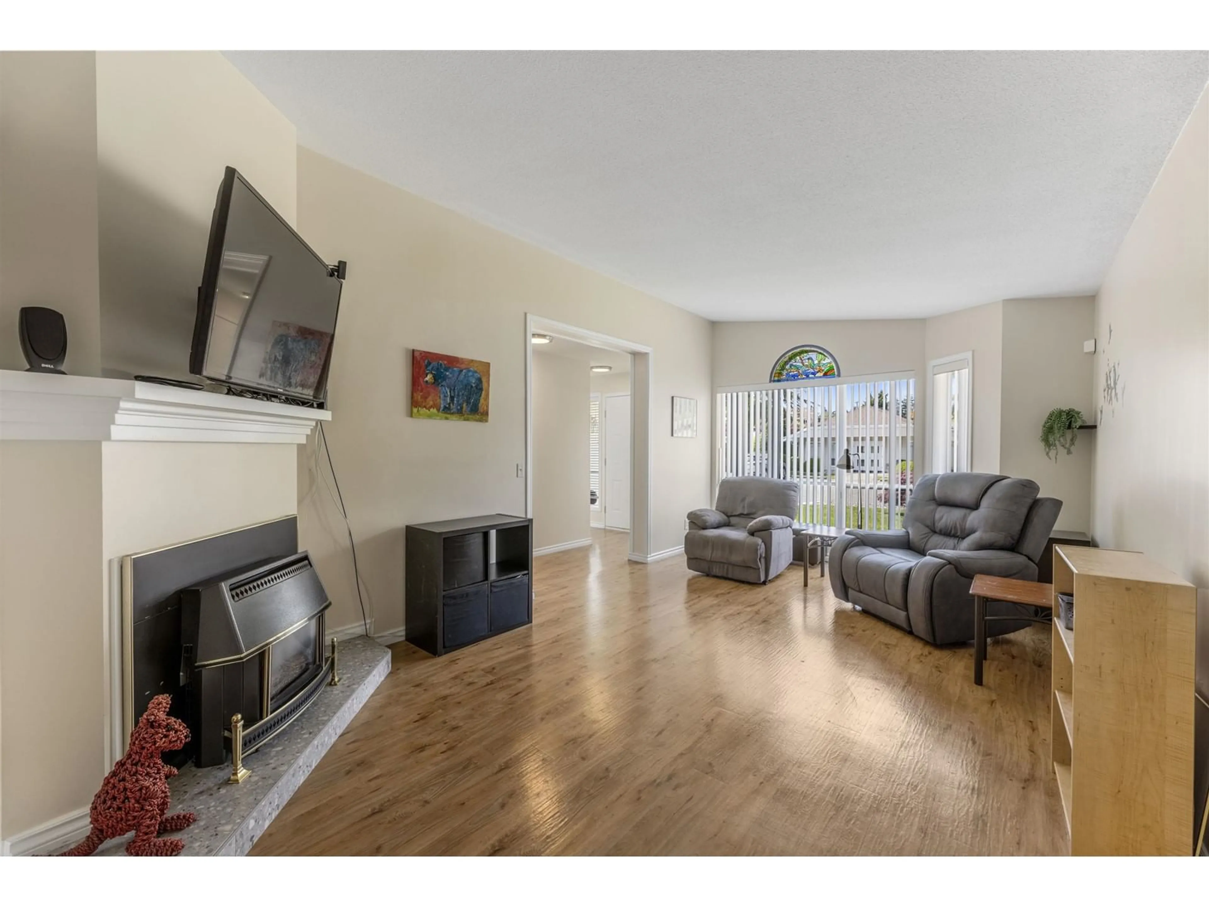 Living room with furniture, unknown for 10 - 2345 CRANLEY, Surrey British Columbia V4A9G5